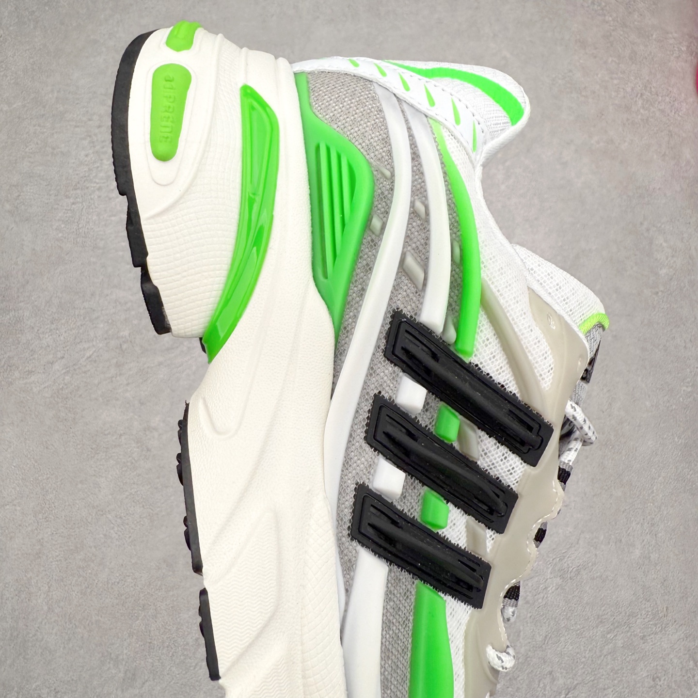 图片[6]-Pharrell x adidas Adistar Jellyfish 低帮复古风老爹鞋 Adistar Cushion联名出的这款复古老爹鞋简直是未来科技感十足 以3D风格焕新演绎标志性三条纹 为造型添上点睛之笔 金属质感视觉效果TPU自带哑光反射 非常的细节 最大的亮点无疑是鞋屁股 大块的tpu包裹 让增高的大底不再突兀 更显腿长脚细 尺码：36 36.5 37 38 38.5 39 40 40.5 41 42 42.5 43 44 44.5 45 46 47-选品中心