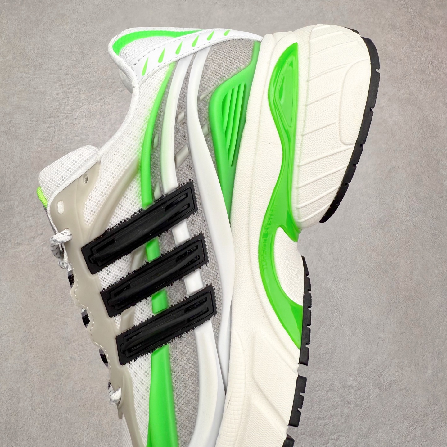 图片[7]-Pharrell x adidas Adistar Jellyfish 低帮复古风老爹鞋 Adistar Cushion联名出的这款复古老爹鞋简直是未来科技感十足 以3D风格焕新演绎标志性三条纹 为造型添上点睛之笔 金属质感视觉效果TPU自带哑光反射 非常的细节 最大的亮点无疑是鞋屁股 大块的tpu包裹 让增高的大底不再突兀 更显腿长脚细 尺码：36 36.5 37 38 38.5 39 40 40.5 41 42 42.5 43 44 44.5 45 46 47-选品中心