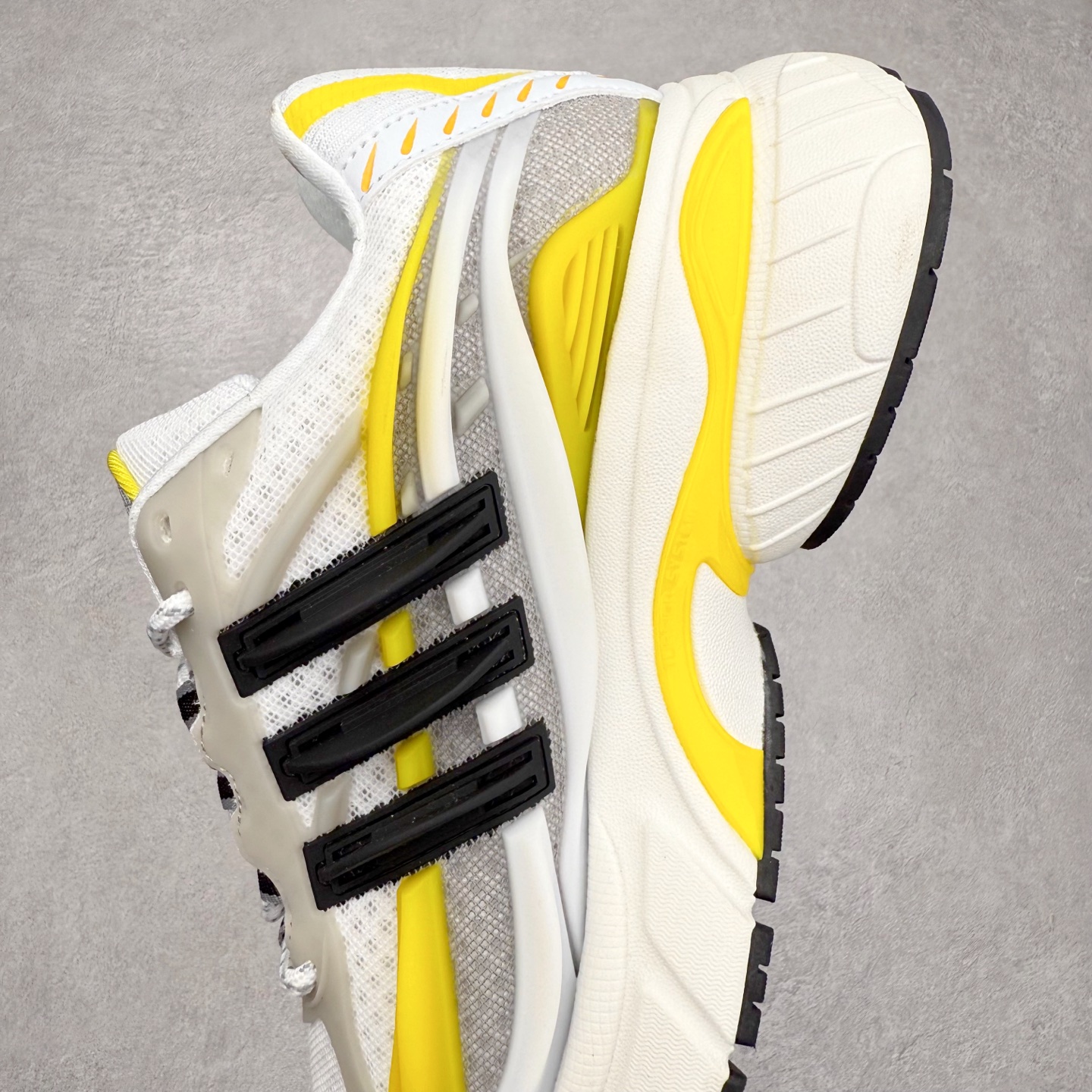 图片[7]-Pharrell x adidas Adistar Jellyfish 低帮复古风老爹鞋 Adistar Cushion联名出的这款复古老爹鞋简直是未来科技感十足 以3D风格焕新演绎标志性三条纹 为造型添上点睛之笔 金属质感视觉效果TPU自带哑光反射 非常的细节 最大的亮点无疑是鞋屁股 大块的tpu包裹 让增高的大底不再突兀 更显腿长脚细 尺码：36 36.5 37 38 38.5 39 40 40.5 41 42 42.5 43 44 44.5 45 46 47-选品中心