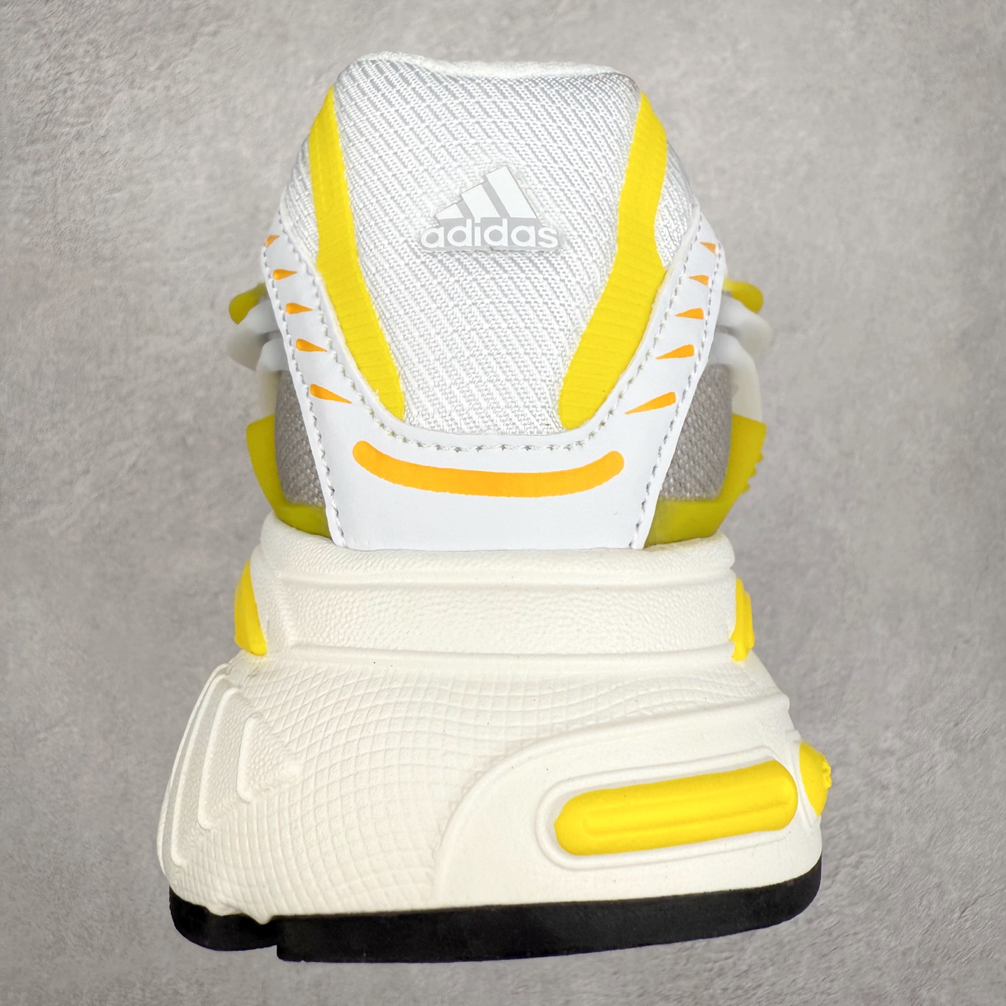 图片[8]-Pharrell x adidas Adistar Jellyfish 低帮复古风老爹鞋 Adistar Cushion联名出的这款复古老爹鞋简直是未来科技感十足 以3D风格焕新演绎标志性三条纹 为造型添上点睛之笔 金属质感视觉效果TPU自带哑光反射 非常的细节 最大的亮点无疑是鞋屁股 大块的tpu包裹 让增高的大底不再突兀 更显腿长脚细 尺码：36 36.5 37 38 38.5 39 40 40.5 41 42 42.5 43 44 44.5 45 46 47-选品中心