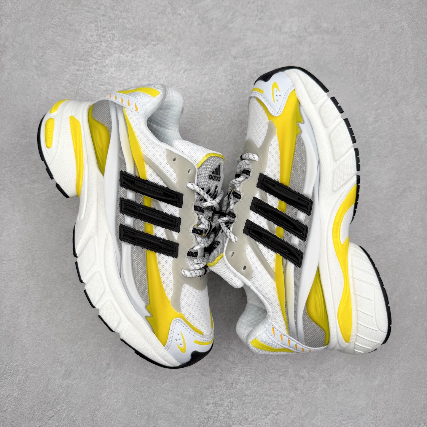 图片[3]-Pharrell x adidas Adistar Jellyfish 低帮复古风老爹鞋 Adistar Cushion联名出的这款复古老爹鞋简直是未来科技感十足 以3D风格焕新演绎标志性三条纹 为造型添上点睛之笔 金属质感视觉效果TPU自带哑光反射 非常的细节 最大的亮点无疑是鞋屁股 大块的tpu包裹 让增高的大底不再突兀 更显腿长脚细 尺码：36 36.5 37 38 38.5 39 40 40.5 41 42 42.5 43 44 44.5 45 46 47-选品中心