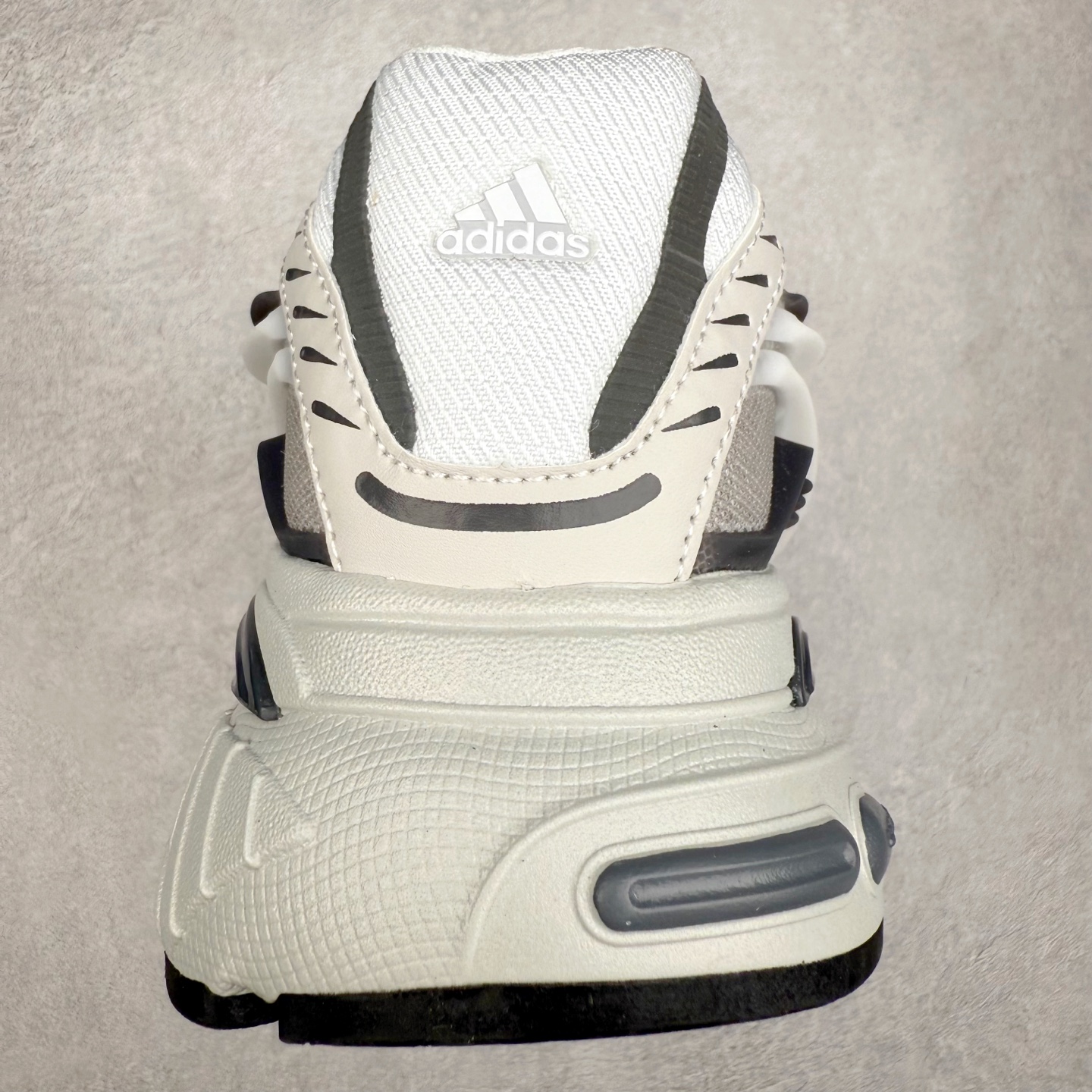 图片[8]-Pharrell x adidas Adistar Jellyfish 低帮复古风老爹鞋 Adistar Cushion联名出的这款复古老爹鞋简直是未来科技感十足 以3D风格焕新演绎标志性三条纹 为造型添上点睛之笔 金属质感视觉效果TPU自带哑光反射 非常的细节 最大的亮点无疑是鞋屁股 大块的tpu包裹 让增高的大底不再突兀 更显腿长脚细 尺码：36 36.5 37 38 38.5 39 40 40.5 41 42 42.5 43 44 44.5 45 46 47-选品中心