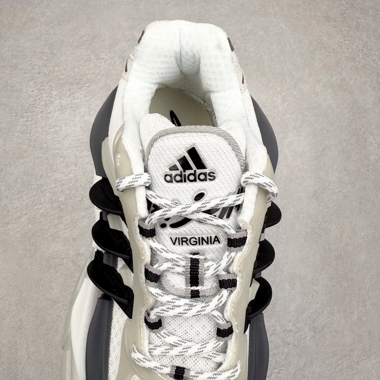 图片[5]-Pharrell x adidas Adistar Jellyfish 低帮复古风老爹鞋 Adistar Cushion联名出的这款复古老爹鞋简直是未来科技感十足 以3D风格焕新演绎标志性三条纹 为造型添上点睛之笔 金属质感视觉效果TPU自带哑光反射 非常的细节 最大的亮点无疑是鞋屁股 大块的tpu包裹 让增高的大底不再突兀 更显腿长脚细 尺码：36 36.5 37 38 38.5 39 40 40.5 41 42 42.5 43 44 44.5 45 46 47-选品中心