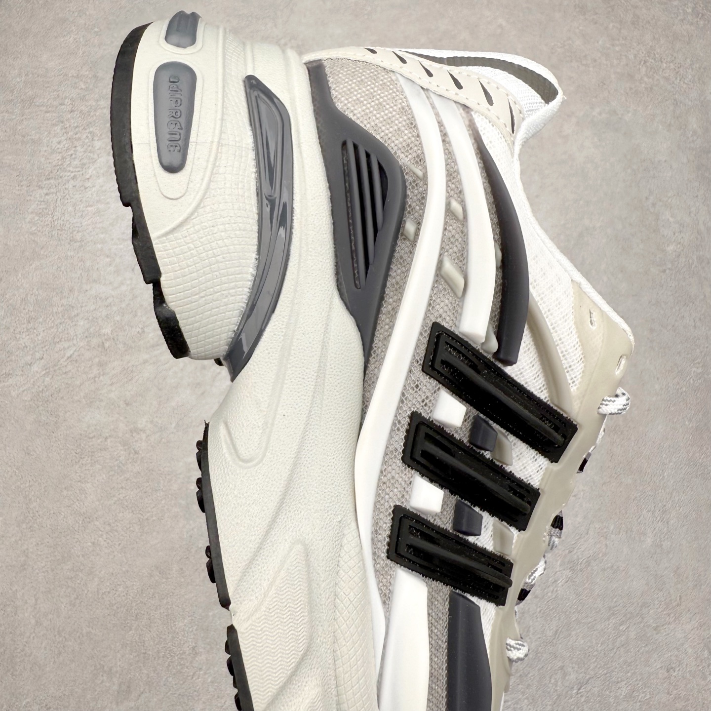 图片[6]-Pharrell x adidas Adistar Jellyfish 低帮复古风老爹鞋 Adistar Cushion联名出的这款复古老爹鞋简直是未来科技感十足 以3D风格焕新演绎标志性三条纹 为造型添上点睛之笔 金属质感视觉效果TPU自带哑光反射 非常的细节 最大的亮点无疑是鞋屁股 大块的tpu包裹 让增高的大底不再突兀 更显腿长脚细 尺码：36 36.5 37 38 38.5 39 40 40.5 41 42 42.5 43 44 44.5 45 46 47-选品中心