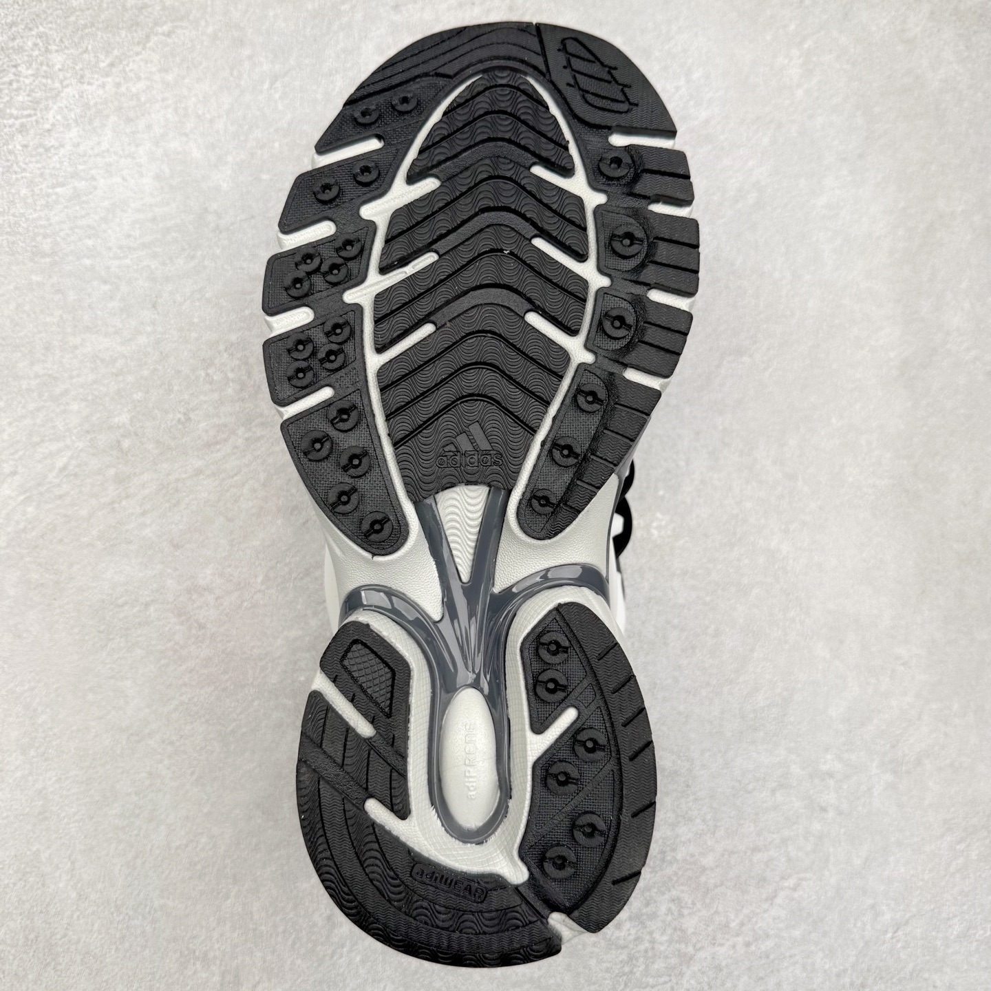 图片[9]-Pharrell x adidas Adistar Jellyfish 低帮复古风老爹鞋 Adistar Cushion联名出的这款复古老爹鞋简直是未来科技感十足 以3D风格焕新演绎标志性三条纹 为造型添上点睛之笔 金属质感视觉效果TPU自带哑光反射 非常的细节 最大的亮点无疑是鞋屁股 大块的tpu包裹 让增高的大底不再突兀 更显腿长脚细 尺码：36 36.5 37 38 38.5 39 40 40.5 41 42 42.5 43 44 44.5 45 46 47-选品中心