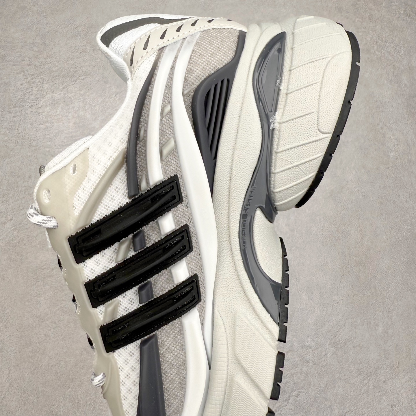 图片[7]-Pharrell x adidas Adistar Jellyfish 低帮复古风老爹鞋 Adistar Cushion联名出的这款复古老爹鞋简直是未来科技感十足 以3D风格焕新演绎标志性三条纹 为造型添上点睛之笔 金属质感视觉效果TPU自带哑光反射 非常的细节 最大的亮点无疑是鞋屁股 大块的tpu包裹 让增高的大底不再突兀 更显腿长脚细 尺码：36 36.5 37 38 38.5 39 40 40.5 41 42 42.5 43 44 44.5 45 46 47-选品中心