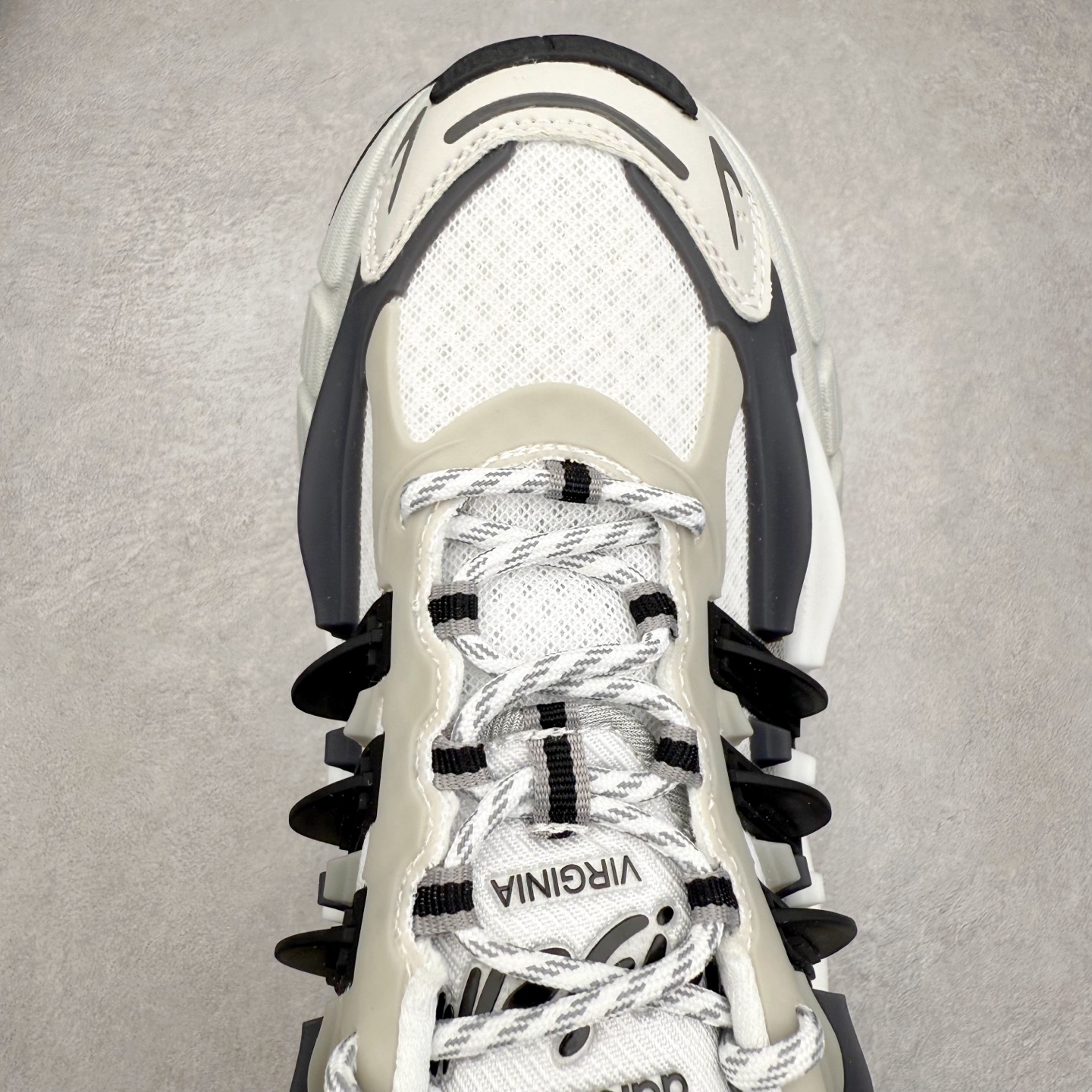 图片[4]-Pharrell x adidas Adistar Jellyfish 低帮复古风老爹鞋 Adistar Cushion联名出的这款复古老爹鞋简直是未来科技感十足 以3D风格焕新演绎标志性三条纹 为造型添上点睛之笔 金属质感视觉效果TPU自带哑光反射 非常的细节 最大的亮点无疑是鞋屁股 大块的tpu包裹 让增高的大底不再突兀 更显腿长脚细 尺码：36 36.5 37 38 38.5 39 40 40.5 41 42 42.5 43 44 44.5 45 46 47-选品中心