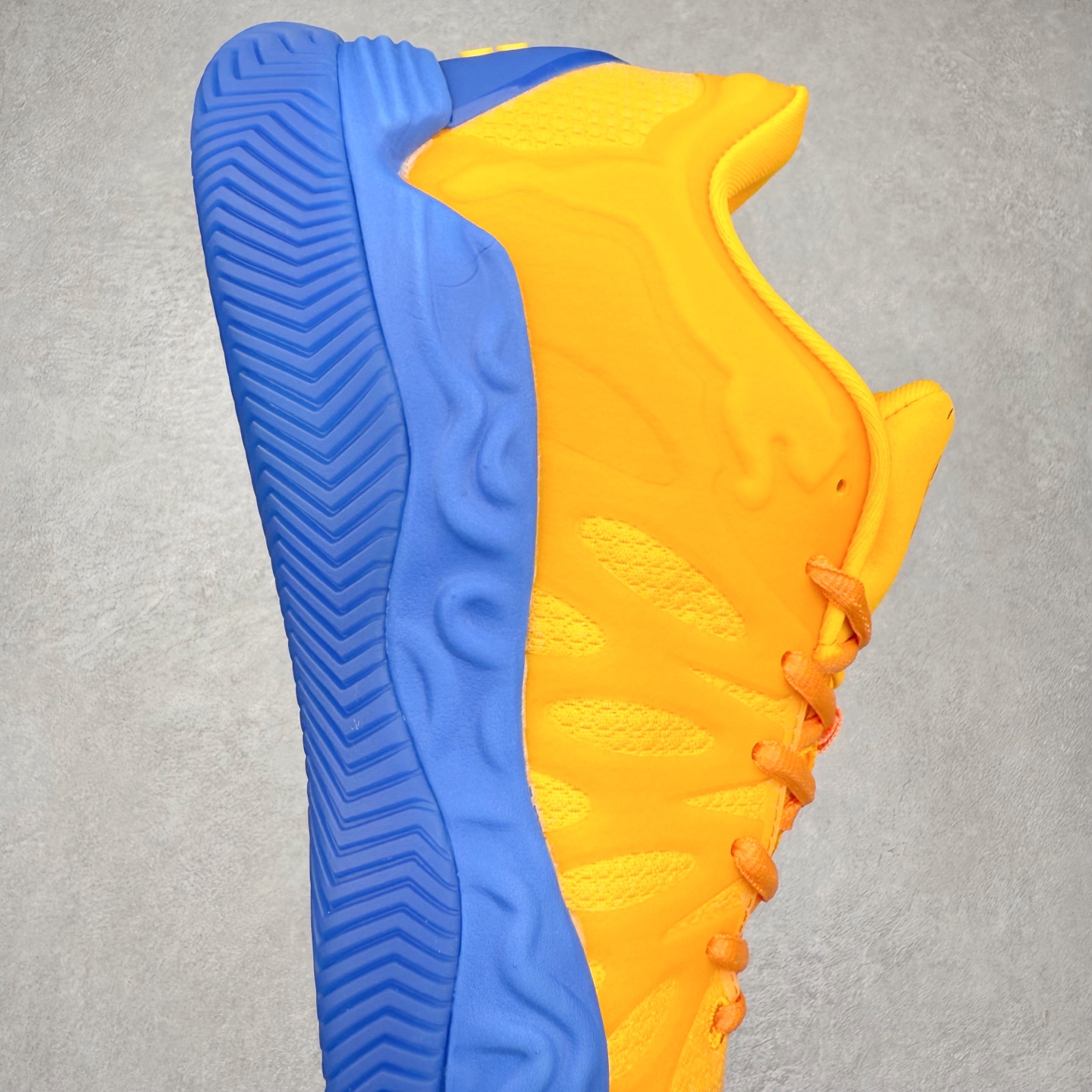 图片[6]-PUMA Hali 1 彪马哈里伯顿一代舒适百搭防滑耐磨低帮篮球鞋 设计师和哈里伯顿在设计过程中进行过多次沟通，中底NITRO泡棉的指纹纹理，有很明显的Salehe Bembury风格。鞋舌和后跟处的个人Logo由“Hali”简化而来，鞋帮位置的PUMA立体美洲狮增添了复古感。低帮造型目的为哈利带来更好的场地感。织物鞋面配合TPU补强提供动态支撑。中足内嵌大面积H型抗扭片，外底是人字纹的半透明橡胶。尺码：36 36.5 37.5 38 38.5 39 40 40.5 41 42 42.5 43 44 44.5 45 46-选品中心