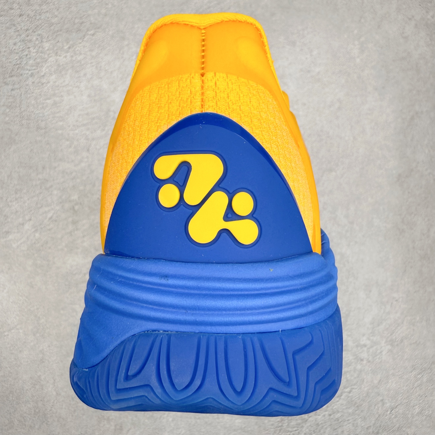 图片[8]-PUMA Hali 1 彪马哈里伯顿一代舒适百搭防滑耐磨低帮篮球鞋 设计师和哈里伯顿在设计过程中进行过多次沟通，中底NITRO泡棉的指纹纹理，有很明显的Salehe Bembury风格。鞋舌和后跟处的个人Logo由“Hali”简化而来，鞋帮位置的PUMA立体美洲狮增添了复古感。低帮造型目的为哈利带来更好的场地感。织物鞋面配合TPU补强提供动态支撑。中足内嵌大面积H型抗扭片，外底是人字纹的半透明橡胶。尺码：36 36.5 37.5 38 38.5 39 40 40.5 41 42 42.5 43 44 44.5 45 46-选品中心