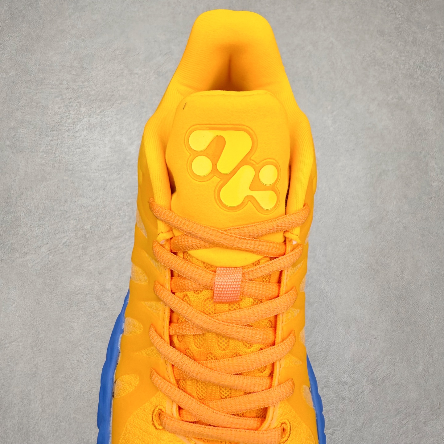 图片[5]-PUMA Hali 1 彪马哈里伯顿一代舒适百搭防滑耐磨低帮篮球鞋 设计师和哈里伯顿在设计过程中进行过多次沟通，中底NITRO泡棉的指纹纹理，有很明显的Salehe Bembury风格。鞋舌和后跟处的个人Logo由“Hali”简化而来，鞋帮位置的PUMA立体美洲狮增添了复古感。低帮造型目的为哈利带来更好的场地感。织物鞋面配合TPU补强提供动态支撑。中足内嵌大面积H型抗扭片，外底是人字纹的半透明橡胶。尺码：36 36.5 37.5 38 38.5 39 40 40.5 41 42 42.5 43 44 44.5 45 46-选品中心