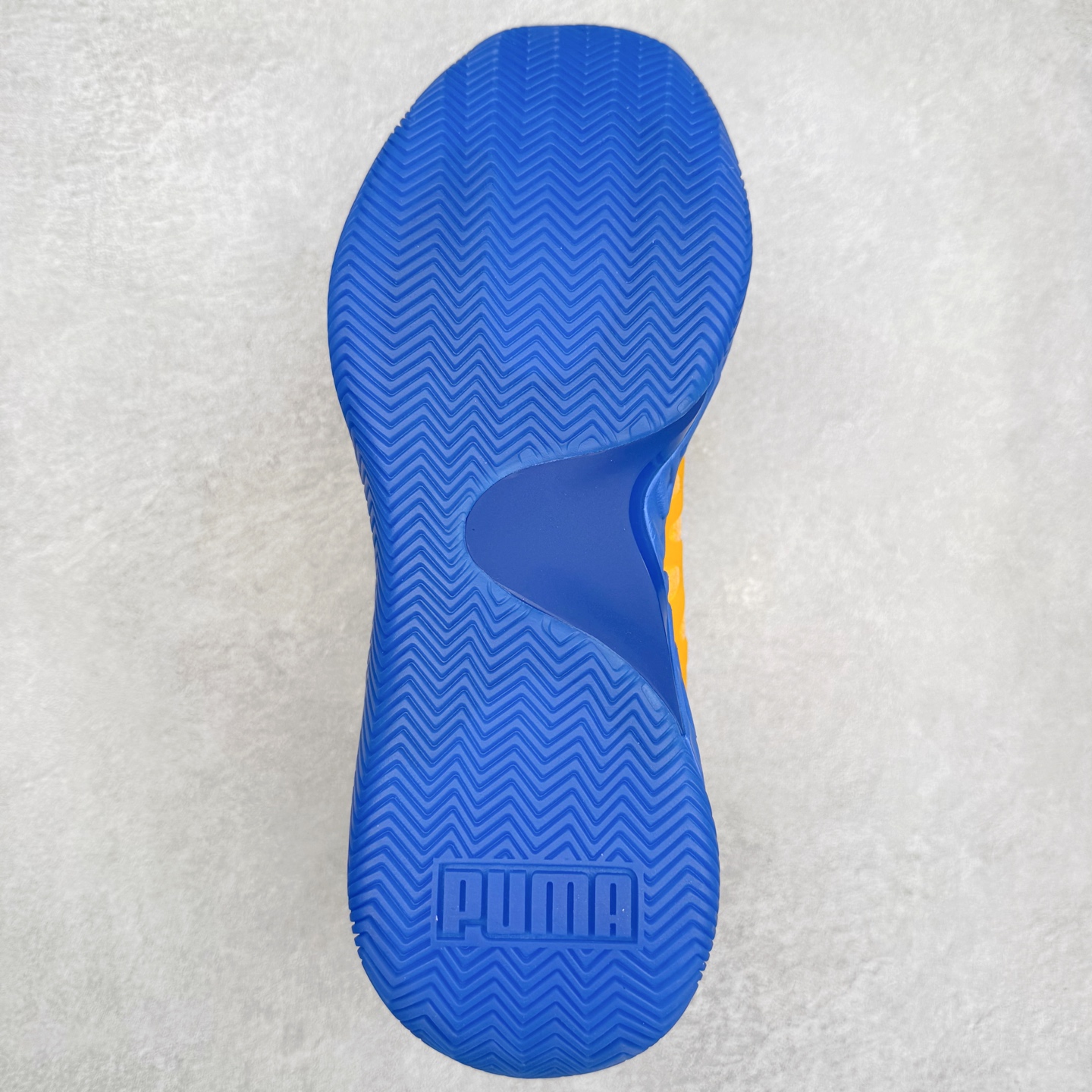 图片[9]-PUMA Hali 1 彪马哈里伯顿一代舒适百搭防滑耐磨低帮篮球鞋 设计师和哈里伯顿在设计过程中进行过多次沟通，中底NITRO泡棉的指纹纹理，有很明显的Salehe Bembury风格。鞋舌和后跟处的个人Logo由“Hali”简化而来，鞋帮位置的PUMA立体美洲狮增添了复古感。低帮造型目的为哈利带来更好的场地感。织物鞋面配合TPU补强提供动态支撑。中足内嵌大面积H型抗扭片，外底是人字纹的半透明橡胶。尺码：36 36.5 37.5 38 38.5 39 40 40.5 41 42 42.5 43 44 44.5 45 46-选品中心