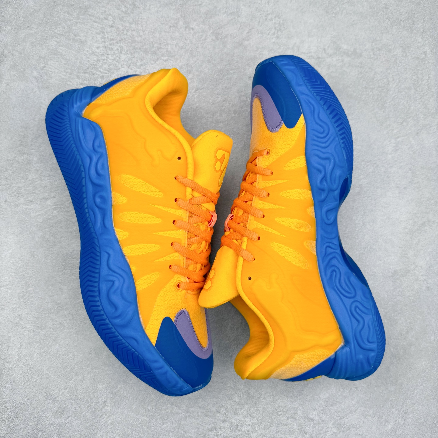 图片[3]-PUMA Hali 1 彪马哈里伯顿一代舒适百搭防滑耐磨低帮篮球鞋 设计师和哈里伯顿在设计过程中进行过多次沟通，中底NITRO泡棉的指纹纹理，有很明显的Salehe Bembury风格。鞋舌和后跟处的个人Logo由“Hali”简化而来，鞋帮位置的PUMA立体美洲狮增添了复古感。低帮造型目的为哈利带来更好的场地感。织物鞋面配合TPU补强提供动态支撑。中足内嵌大面积H型抗扭片，外底是人字纹的半透明橡胶。尺码：36 36.5 37.5 38 38.5 39 40 40.5 41 42 42.5 43 44 44.5 45 46-选品中心