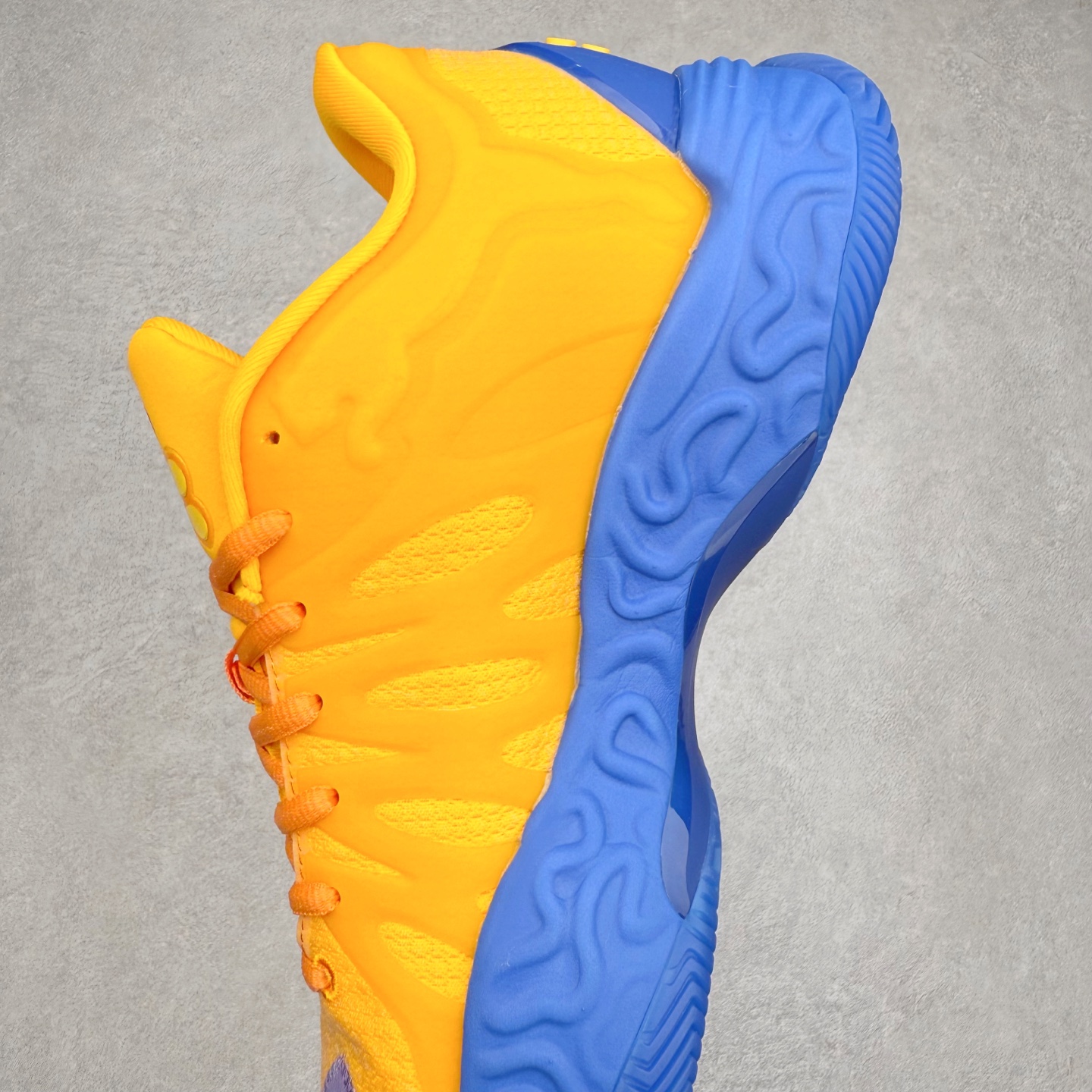 图片[7]-PUMA Hali 1 彪马哈里伯顿一代舒适百搭防滑耐磨低帮篮球鞋 设计师和哈里伯顿在设计过程中进行过多次沟通，中底NITRO泡棉的指纹纹理，有很明显的Salehe Bembury风格。鞋舌和后跟处的个人Logo由“Hali”简化而来，鞋帮位置的PUMA立体美洲狮增添了复古感。低帮造型目的为哈利带来更好的场地感。织物鞋面配合TPU补强提供动态支撑。中足内嵌大面积H型抗扭片，外底是人字纹的半透明橡胶。尺码：36 36.5 37.5 38 38.5 39 40 40.5 41 42 42.5 43 44 44.5 45 46-选品中心