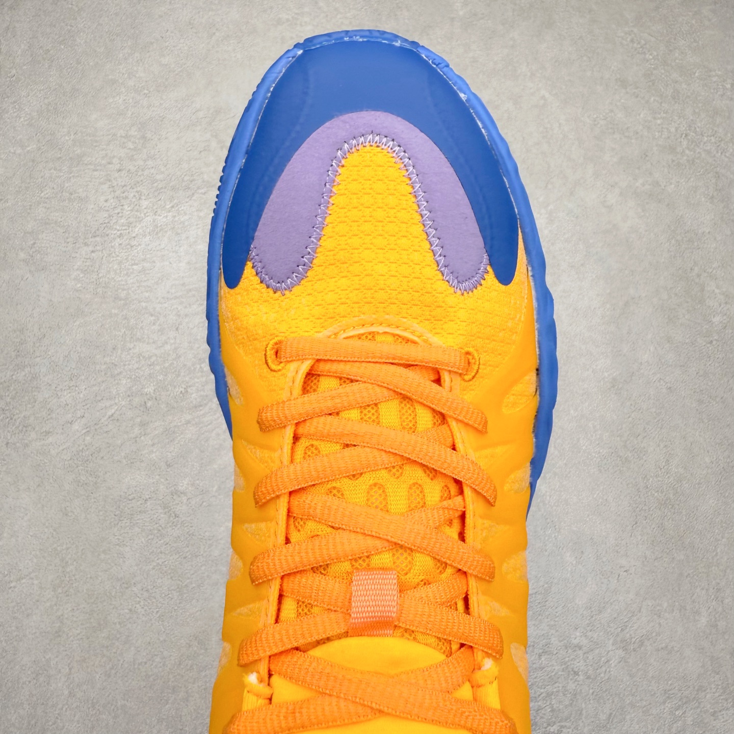 图片[4]-PUMA Hali 1 彪马哈里伯顿一代舒适百搭防滑耐磨低帮篮球鞋 设计师和哈里伯顿在设计过程中进行过多次沟通，中底NITRO泡棉的指纹纹理，有很明显的Salehe Bembury风格。鞋舌和后跟处的个人Logo由“Hali”简化而来，鞋帮位置的PUMA立体美洲狮增添了复古感。低帮造型目的为哈利带来更好的场地感。织物鞋面配合TPU补强提供动态支撑。中足内嵌大面积H型抗扭片，外底是人字纹的半透明橡胶。尺码：36 36.5 37.5 38 38.5 39 40 40.5 41 42 42.5 43 44 44.5 45 46-选品中心