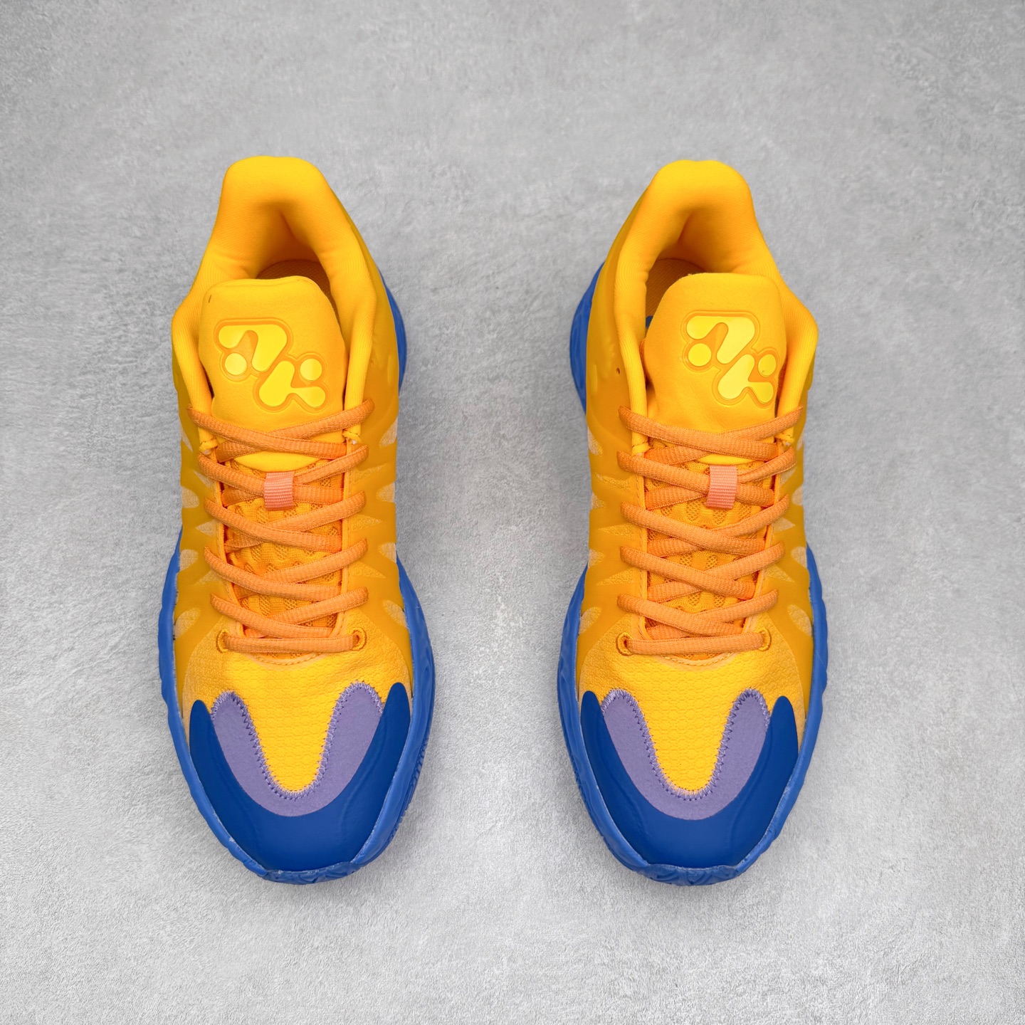 图片[2]-PUMA Hali 1 彪马哈里伯顿一代舒适百搭防滑耐磨低帮篮球鞋 设计师和哈里伯顿在设计过程中进行过多次沟通，中底NITRO泡棉的指纹纹理，有很明显的Salehe Bembury风格。鞋舌和后跟处的个人Logo由“Hali”简化而来，鞋帮位置的PUMA立体美洲狮增添了复古感。低帮造型目的为哈利带来更好的场地感。织物鞋面配合TPU补强提供动态支撑。中足内嵌大面积H型抗扭片，外底是人字纹的半透明橡胶。尺码：36 36.5 37.5 38 38.5 39 40 40.5 41 42 42.5 43 44 44.5 45 46-选品中心