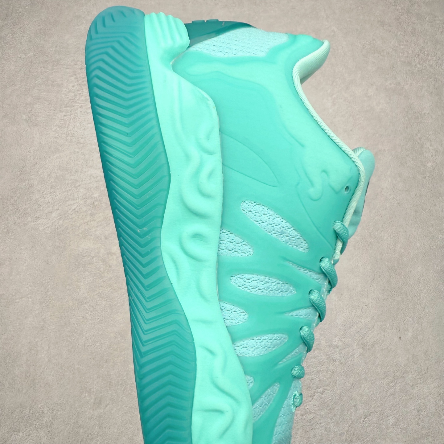 图片[6]-PUMA Hali 1 彪马哈里伯顿一代舒适百搭防滑耐磨低帮篮球鞋 设计师和哈里伯顿在设计过程中进行过多次沟通，中底NITRO泡棉的指纹纹理，有很明显的Salehe Bembury风格。鞋舌和后跟处的个人Logo由“Hali”简化而来，鞋帮位置的PUMA立体美洲狮增添了复古感。低帮造型目的为哈利带来更好的场地感。织物鞋面配合TPU补强提供动态支撑。中足内嵌大面积H型抗扭片，外底是人字纹的半透明橡胶。尺码：36 36.5 37.5 38 38.5 39 40 40.5 41 42 42.5 43 44 44.5 45 46-选品中心