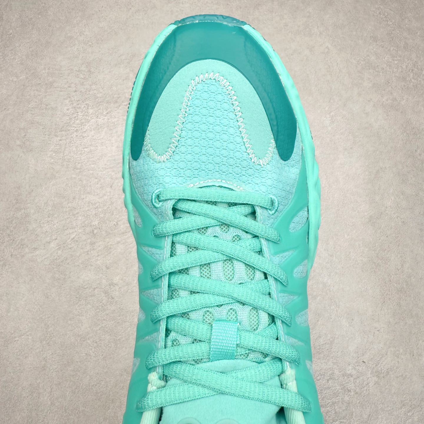 图片[4]-PUMA Hali 1 彪马哈里伯顿一代舒适百搭防滑耐磨低帮篮球鞋 设计师和哈里伯顿在设计过程中进行过多次沟通，中底NITRO泡棉的指纹纹理，有很明显的Salehe Bembury风格。鞋舌和后跟处的个人Logo由“Hali”简化而来，鞋帮位置的PUMA立体美洲狮增添了复古感。低帮造型目的为哈利带来更好的场地感。织物鞋面配合TPU补强提供动态支撑。中足内嵌大面积H型抗扭片，外底是人字纹的半透明橡胶。尺码：36 36.5 37.5 38 38.5 39 40 40.5 41 42 42.5 43 44 44.5 45 46-选品中心