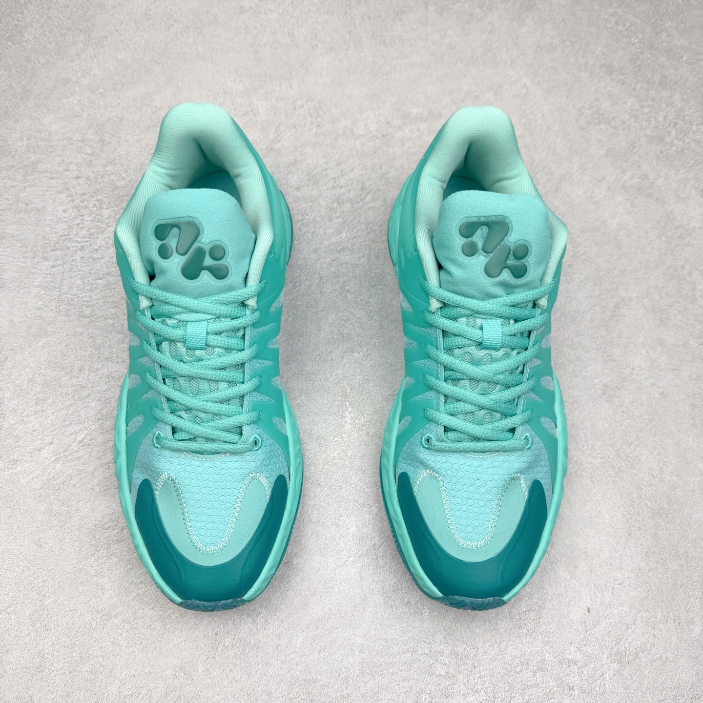 图片[2]-PUMA Hali 1 彪马哈里伯顿一代舒适百搭防滑耐磨低帮篮球鞋 设计师和哈里伯顿在设计过程中进行过多次沟通，中底NITRO泡棉的指纹纹理，有很明显的Salehe Bembury风格。鞋舌和后跟处的个人Logo由“Hali”简化而来，鞋帮位置的PUMA立体美洲狮增添了复古感。低帮造型目的为哈利带来更好的场地感。织物鞋面配合TPU补强提供动态支撑。中足内嵌大面积H型抗扭片，外底是人字纹的半透明橡胶。尺码：36 36.5 37.5 38 38.5 39 40 40.5 41 42 42.5 43 44 44.5 45 46-选品中心