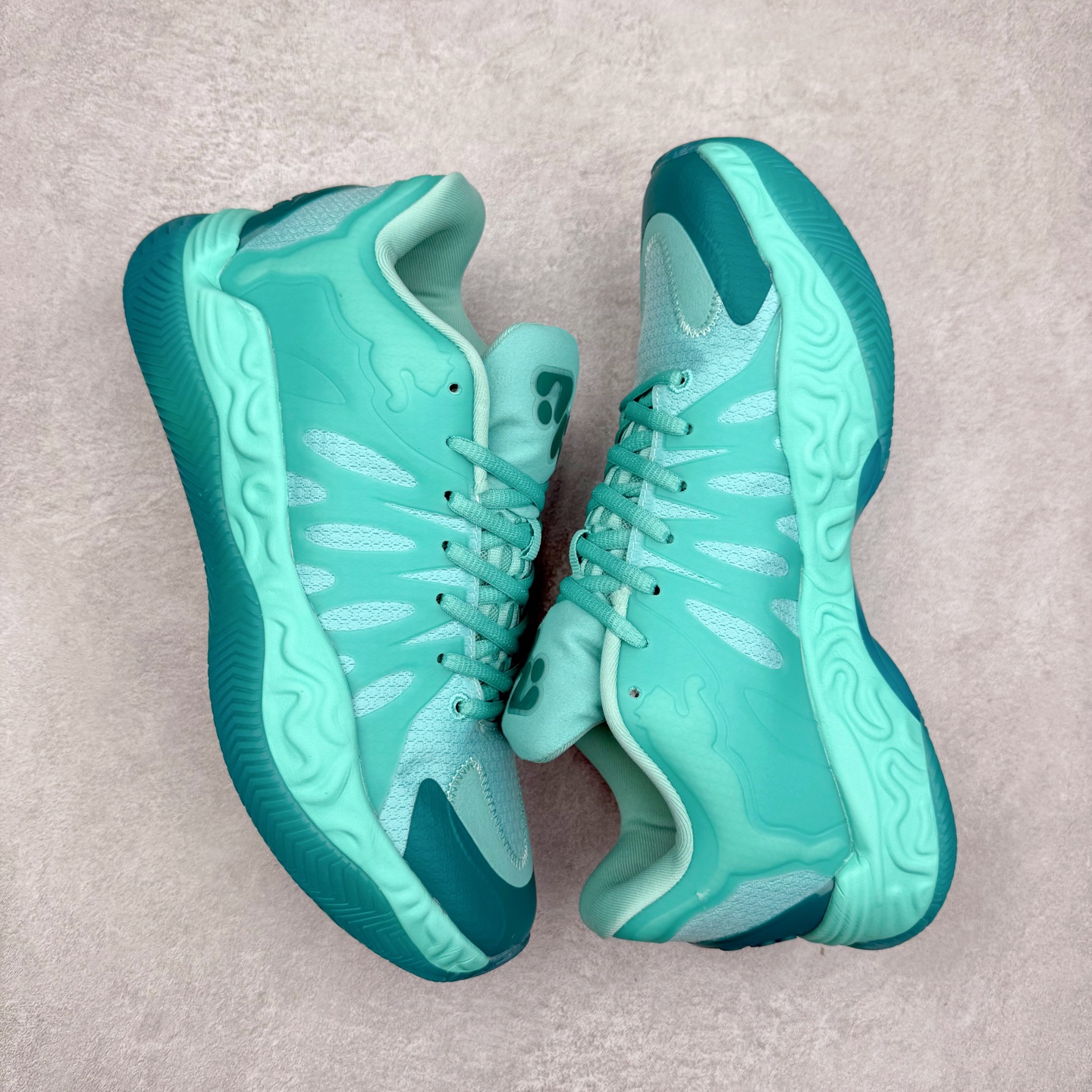 图片[3]-PUMA Hali 1 彪马哈里伯顿一代舒适百搭防滑耐磨低帮篮球鞋 设计师和哈里伯顿在设计过程中进行过多次沟通，中底NITRO泡棉的指纹纹理，有很明显的Salehe Bembury风格。鞋舌和后跟处的个人Logo由“Hali”简化而来，鞋帮位置的PUMA立体美洲狮增添了复古感。低帮造型目的为哈利带来更好的场地感。织物鞋面配合TPU补强提供动态支撑。中足内嵌大面积H型抗扭片，外底是人字纹的半透明橡胶。尺码：36 36.5 37.5 38 38.5 39 40 40.5 41 42 42.5 43 44 44.5 45 46-选品中心