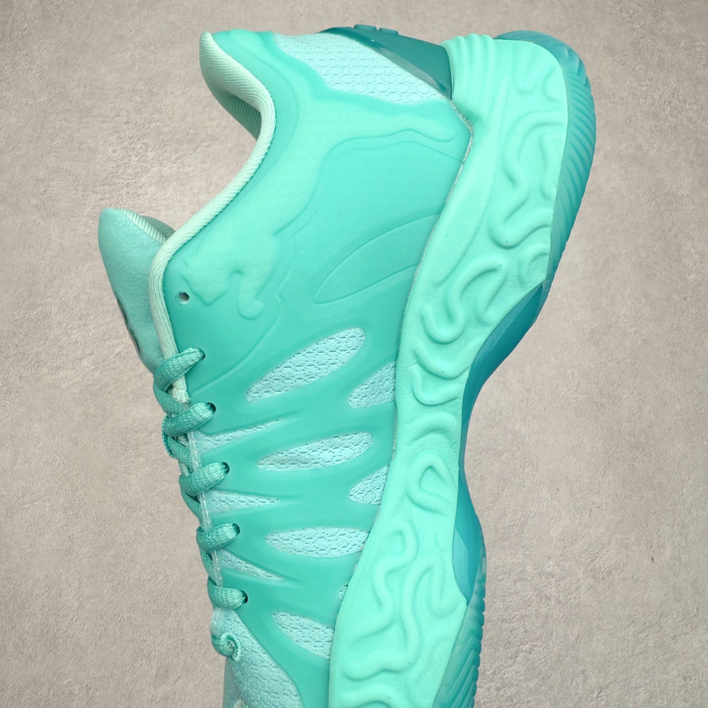 图片[7]-PUMA Hali 1 彪马哈里伯顿一代舒适百搭防滑耐磨低帮篮球鞋 设计师和哈里伯顿在设计过程中进行过多次沟通，中底NITRO泡棉的指纹纹理，有很明显的Salehe Bembury风格。鞋舌和后跟处的个人Logo由“Hali”简化而来，鞋帮位置的PUMA立体美洲狮增添了复古感。低帮造型目的为哈利带来更好的场地感。织物鞋面配合TPU补强提供动态支撑。中足内嵌大面积H型抗扭片，外底是人字纹的半透明橡胶。尺码：36 36.5 37.5 38 38.5 39 40 40.5 41 42 42.5 43 44 44.5 45 46-选品中心