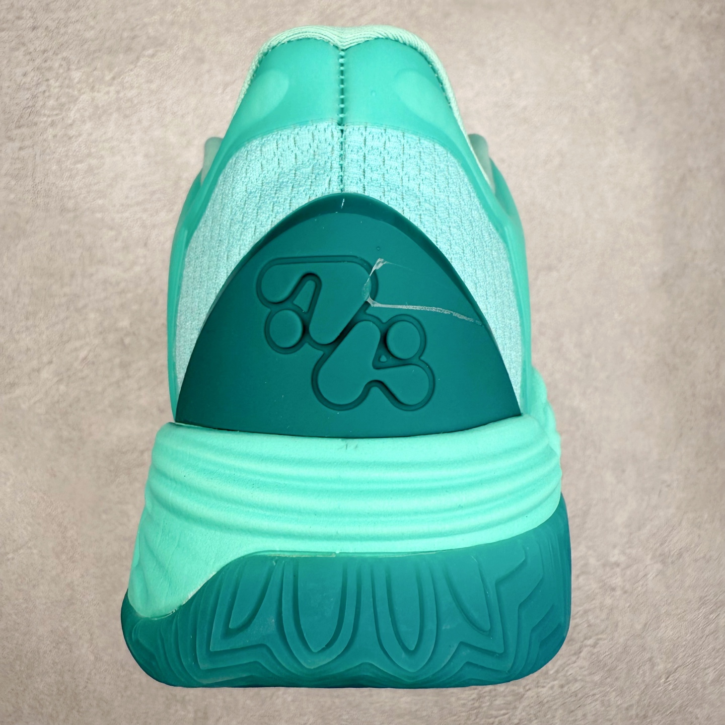 图片[8]-PUMA Hali 1 彪马哈里伯顿一代舒适百搭防滑耐磨低帮篮球鞋 设计师和哈里伯顿在设计过程中进行过多次沟通，中底NITRO泡棉的指纹纹理，有很明显的Salehe Bembury风格。鞋舌和后跟处的个人Logo由“Hali”简化而来，鞋帮位置的PUMA立体美洲狮增添了复古感。低帮造型目的为哈利带来更好的场地感。织物鞋面配合TPU补强提供动态支撑。中足内嵌大面积H型抗扭片，外底是人字纹的半透明橡胶。尺码：36 36.5 37.5 38 38.5 39 40 40.5 41 42 42.5 43 44 44.5 45 46-选品中心