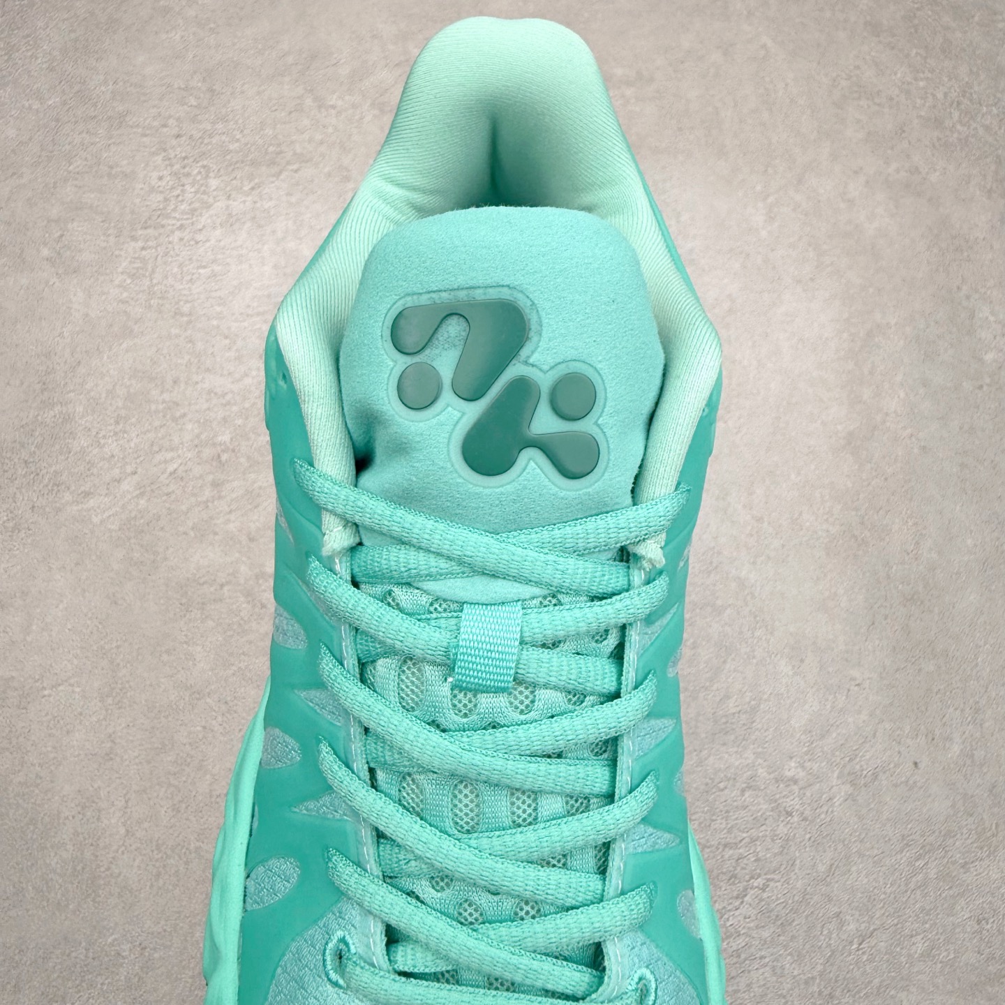 图片[5]-PUMA Hali 1 彪马哈里伯顿一代舒适百搭防滑耐磨低帮篮球鞋 设计师和哈里伯顿在设计过程中进行过多次沟通，中底NITRO泡棉的指纹纹理，有很明显的Salehe Bembury风格。鞋舌和后跟处的个人Logo由“Hali”简化而来，鞋帮位置的PUMA立体美洲狮增添了复古感。低帮造型目的为哈利带来更好的场地感。织物鞋面配合TPU补强提供动态支撑。中足内嵌大面积H型抗扭片，外底是人字纹的半透明橡胶。尺码：36 36.5 37.5 38 38.5 39 40 40.5 41 42 42.5 43 44 44.5 45 46-选品中心