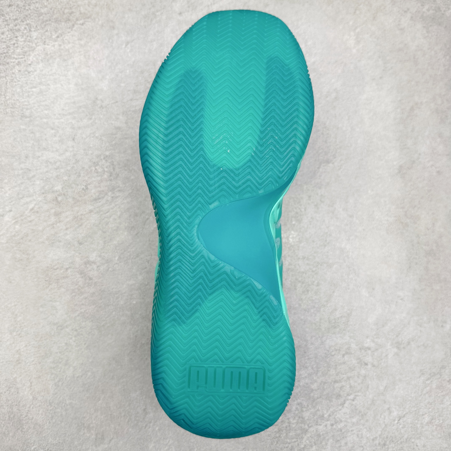 图片[9]-PUMA Hali 1 彪马哈里伯顿一代舒适百搭防滑耐磨低帮篮球鞋 设计师和哈里伯顿在设计过程中进行过多次沟通，中底NITRO泡棉的指纹纹理，有很明显的Salehe Bembury风格。鞋舌和后跟处的个人Logo由“Hali”简化而来，鞋帮位置的PUMA立体美洲狮增添了复古感。低帮造型目的为哈利带来更好的场地感。织物鞋面配合TPU补强提供动态支撑。中足内嵌大面积H型抗扭片，外底是人字纹的半透明橡胶。尺码：36 36.5 37.5 38 38.5 39 40 40.5 41 42 42.5 43 44 44.5 45 46-选品中心