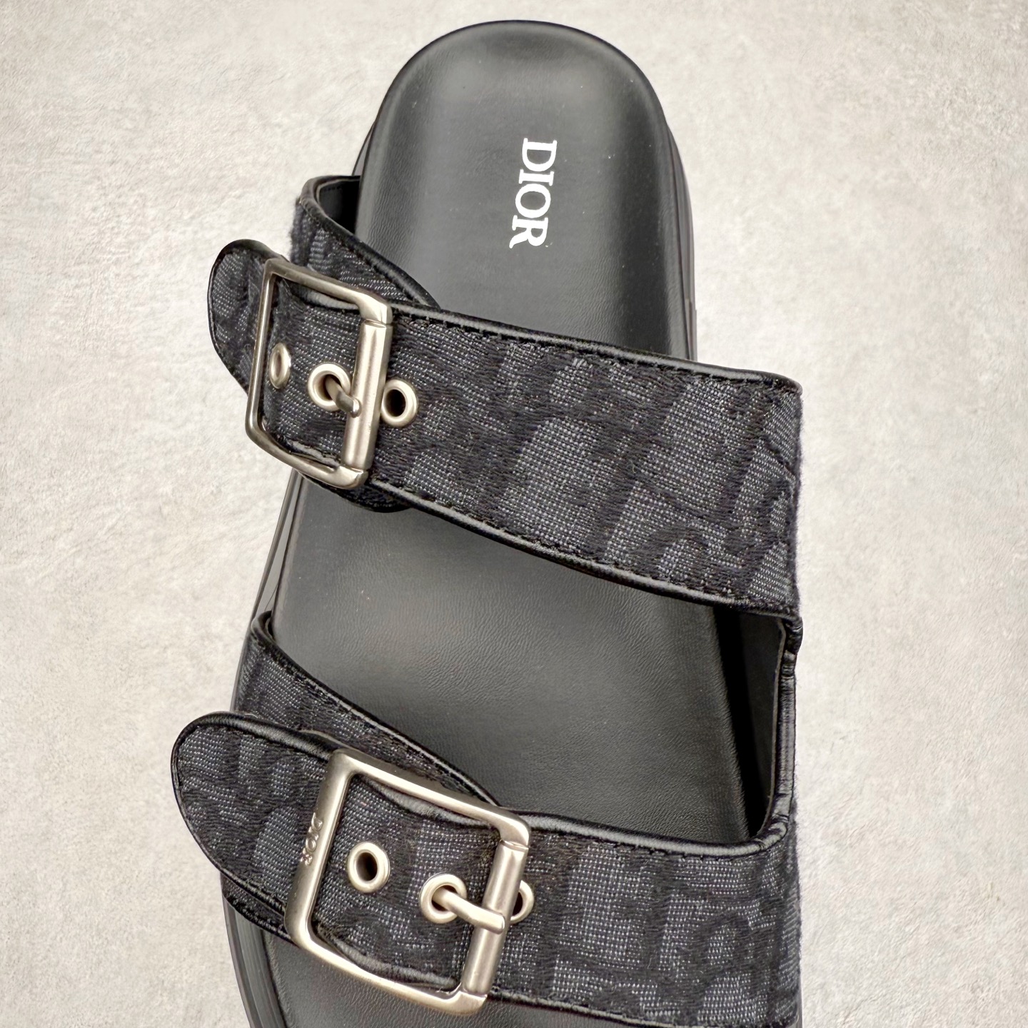 图片[5]-Dior 迪奥 Aqua 圆头平底 牛仔字母印花一字拖鞋 5色出货 现货独家供应‼ Dior 迪奥银色CD 扣图案重新诠释 灵感源自 Dior 档案。搭配“DIOR”标志和同色调凹口鞋底 可与短裤或牛仔裤轻松搭配，打造精致造型。 Size 38 39 40 41 42 43 44 45 46-选品中心