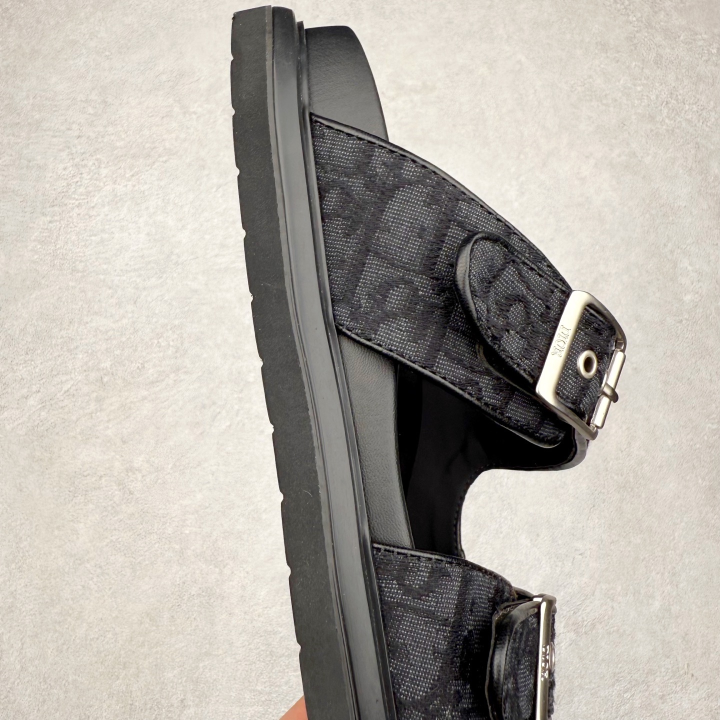 图片[6]-Dior 迪奥 Aqua 圆头平底 牛仔字母印花一字拖鞋 5色出货 现货独家供应‼ Dior 迪奥银色CD 扣图案重新诠释 灵感源自 Dior 档案。搭配“DIOR”标志和同色调凹口鞋底 可与短裤或牛仔裤轻松搭配，打造精致造型。 Size 38 39 40 41 42 43 44 45 46-选品中心