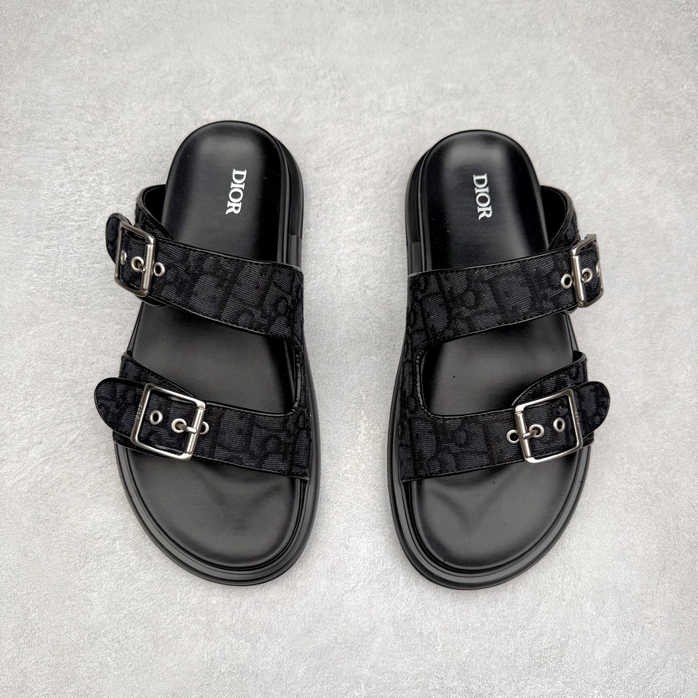 图片[2]-Dior 迪奥 Aqua 圆头平底 牛仔字母印花一字拖鞋 5色出货 现货独家供应‼ Dior 迪奥银色CD 扣图案重新诠释 灵感源自 Dior 档案。搭配“DIOR”标志和同色调凹口鞋底 可与短裤或牛仔裤轻松搭配，打造精致造型。 Size 38 39 40 41 42 43 44 45 46-选品中心