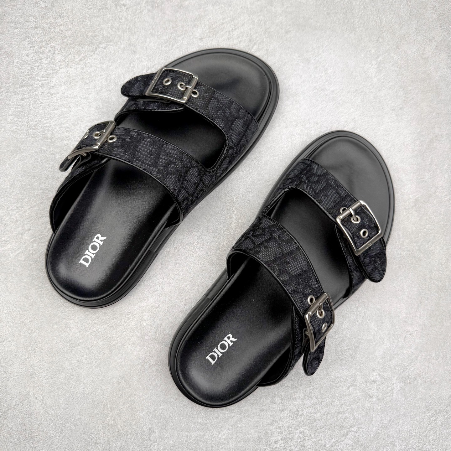 图片[3]-Dior 迪奥 Aqua 圆头平底 牛仔字母印花一字拖鞋 5色出货 现货独家供应‼ Dior 迪奥银色CD 扣图案重新诠释 灵感源自 Dior 档案。搭配“DIOR”标志和同色调凹口鞋底 可与短裤或牛仔裤轻松搭配，打造精致造型。 Size 38 39 40 41 42 43 44 45 46-选品中心