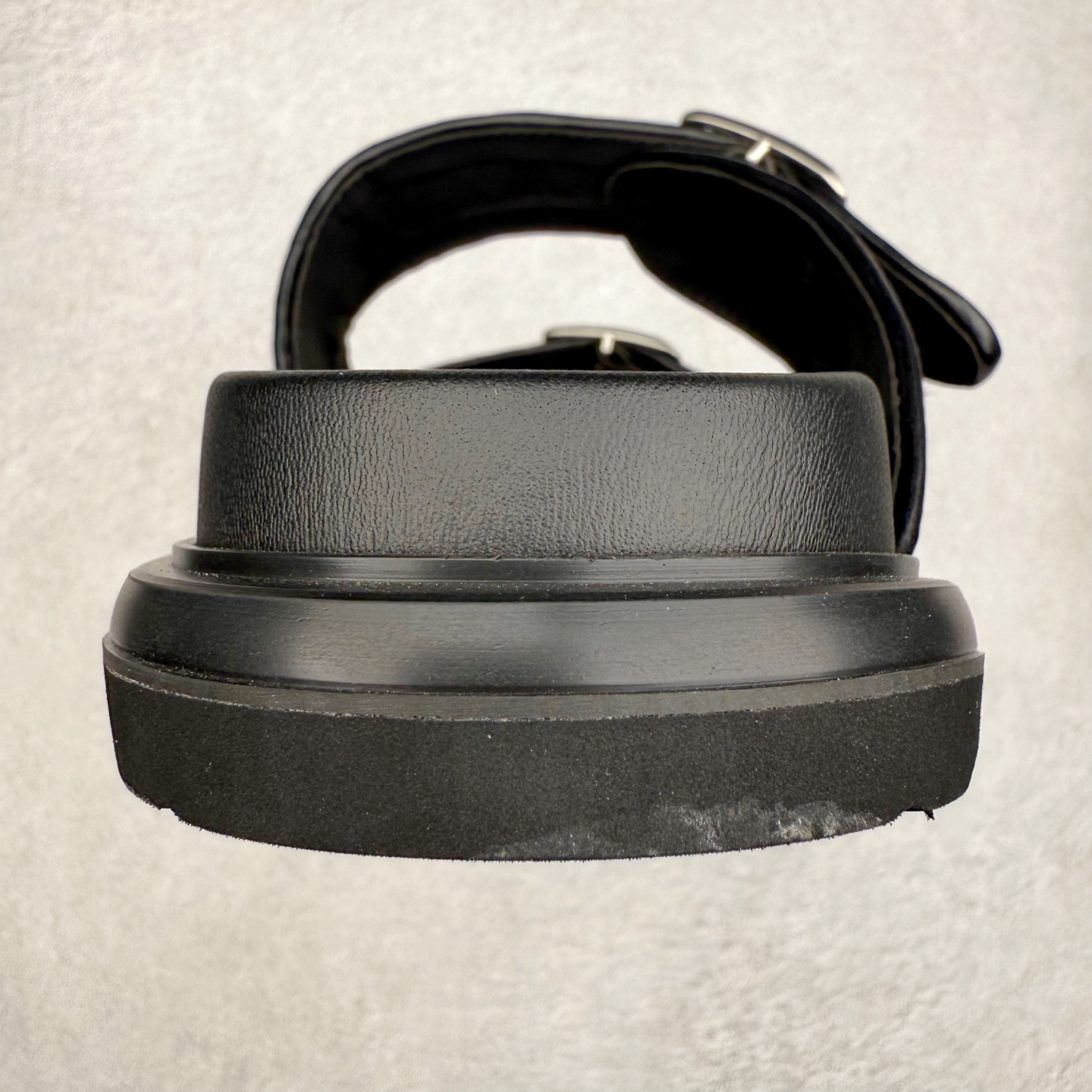 图片[8]-Dior 迪奥 Aqua 圆头平底 牛仔字母印花一字拖鞋 5色出货 现货独家供应‼ Dior 迪奥银色CD 扣图案重新诠释 灵感源自 Dior 档案。搭配“DIOR”标志和同色调凹口鞋底 可与短裤或牛仔裤轻松搭配，打造精致造型。 Size 38 39 40 41 42 43 44 45 46-选品中心