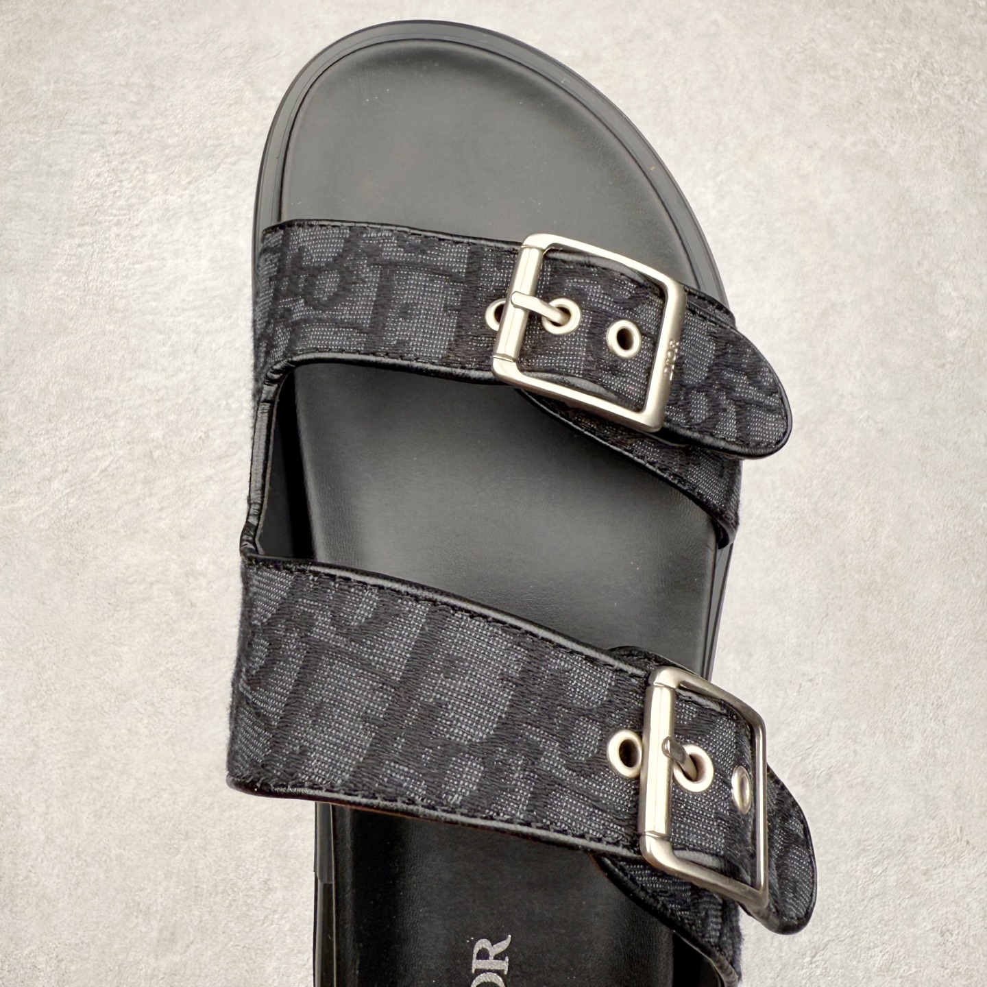 图片[4]-Dior 迪奥 Aqua 圆头平底 牛仔字母印花一字拖鞋 5色出货 现货独家供应‼ Dior 迪奥银色CD 扣图案重新诠释 灵感源自 Dior 档案。搭配“DIOR”标志和同色调凹口鞋底 可与短裤或牛仔裤轻松搭配，打造精致造型。 Size 38 39 40 41 42 43 44 45 46-选品中心