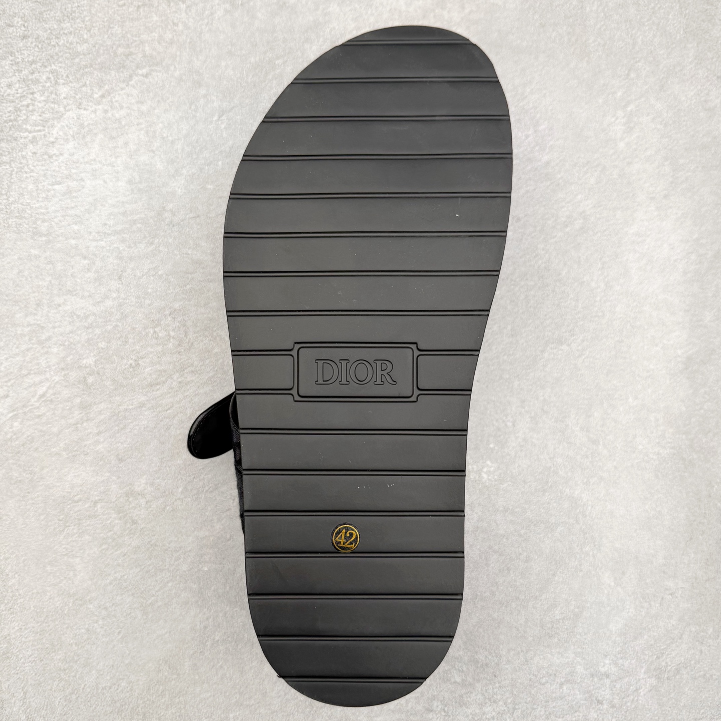 图片[9]-Dior 迪奥 Aqua 圆头平底 牛仔字母印花一字拖鞋 5色出货 现货独家供应‼ Dior 迪奥银色CD 扣图案重新诠释 灵感源自 Dior 档案。搭配“DIOR”标志和同色调凹口鞋底 可与短裤或牛仔裤轻松搭配，打造精致造型。 Size 38 39 40 41 42 43 44 45 46-选品中心
