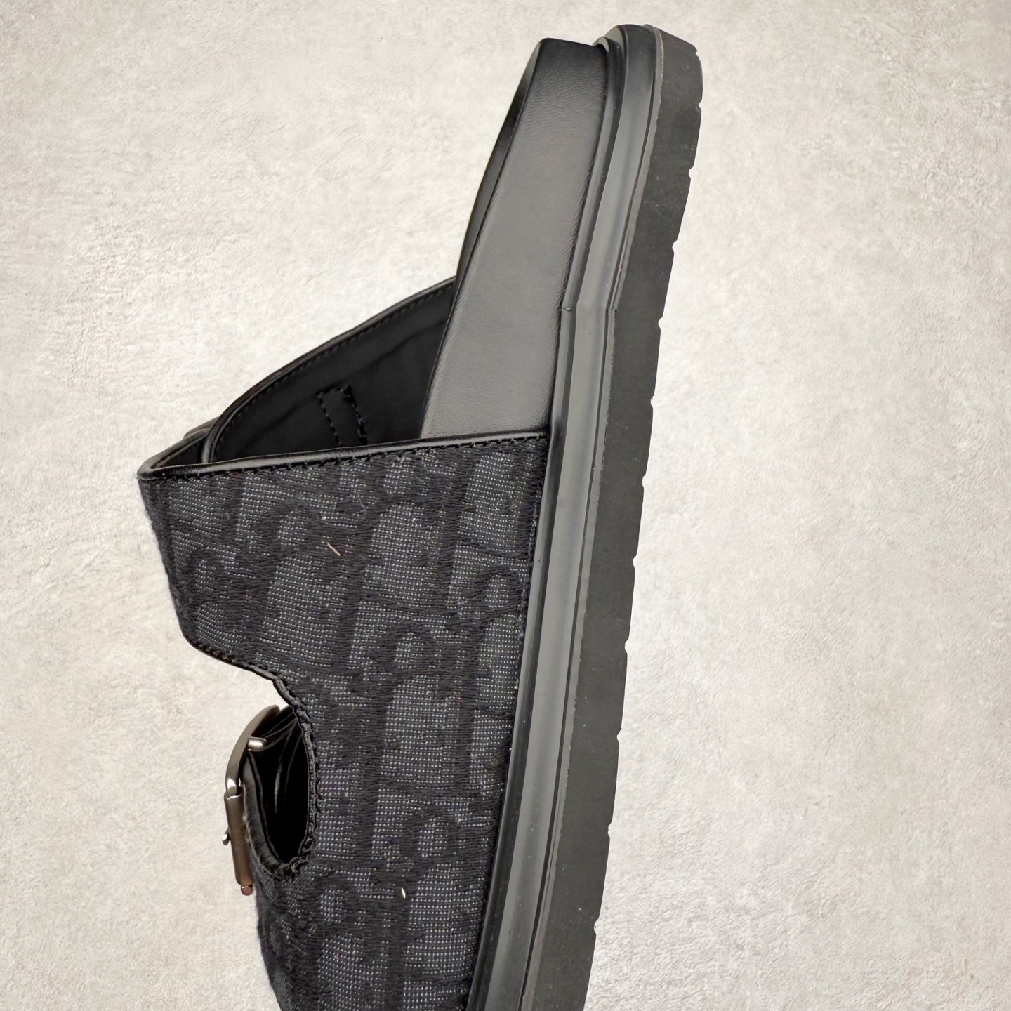 图片[7]-Dior 迪奥 Aqua 圆头平底 牛仔字母印花一字拖鞋 5色出货 现货独家供应‼ Dior 迪奥银色CD 扣图案重新诠释 灵感源自 Dior 档案。搭配“DIOR”标志和同色调凹口鞋底 可与短裤或牛仔裤轻松搭配，打造精致造型。 Size 38 39 40 41 42 43 44 45 46-选品中心