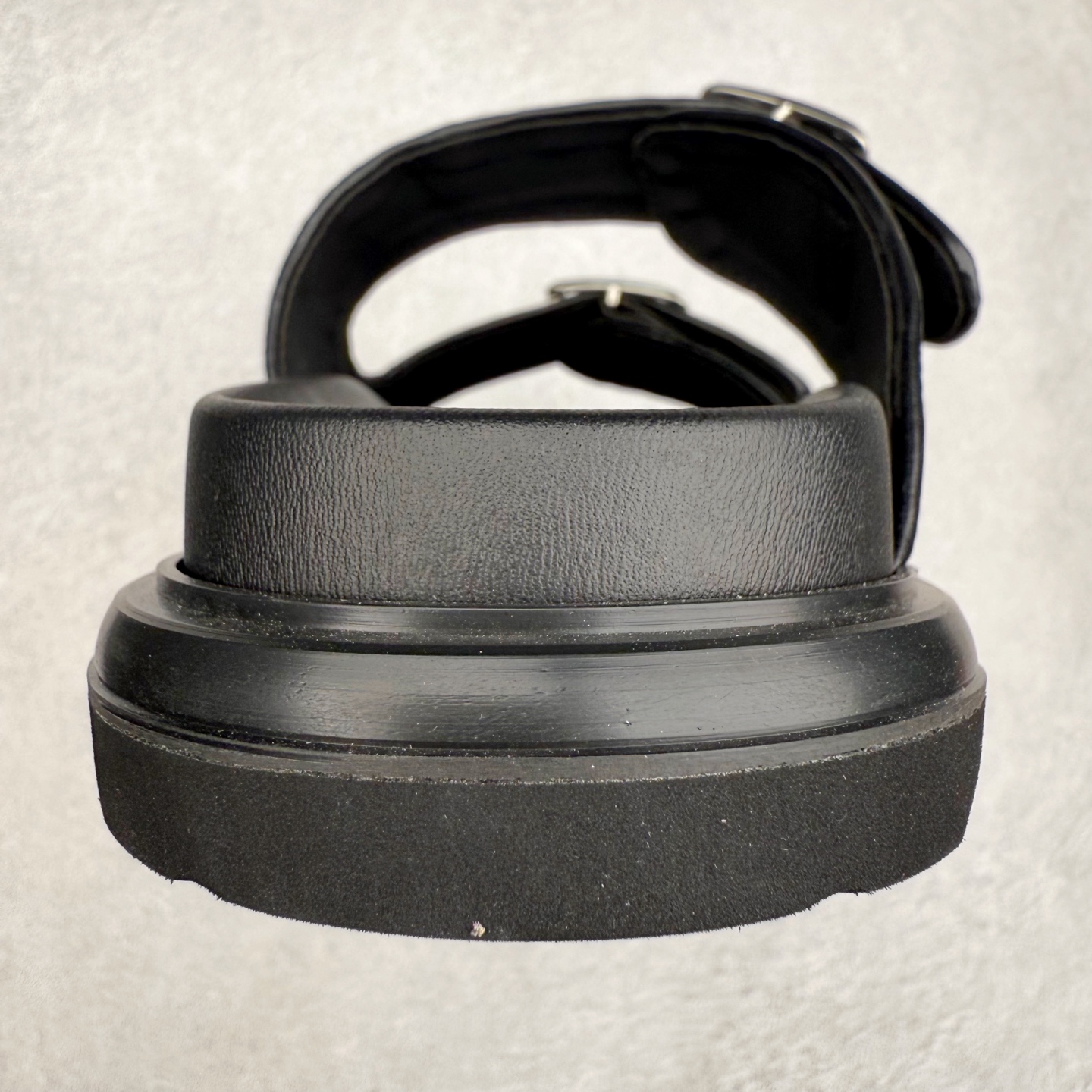 图片[8]-Dior 迪奥 Aqua 圆头平底 牛仔字母印花一字拖鞋 5色出货 现货独家供应‼ Dior 迪奥银色CD 扣图案重新诠释 灵感源自 Dior 档案。搭配“DIOR”标志和同色调凹口鞋底 可与短裤或牛仔裤轻松搭配，打造精致造型。 Size 38 39 40 41 42 43 44 45 46-选品中心