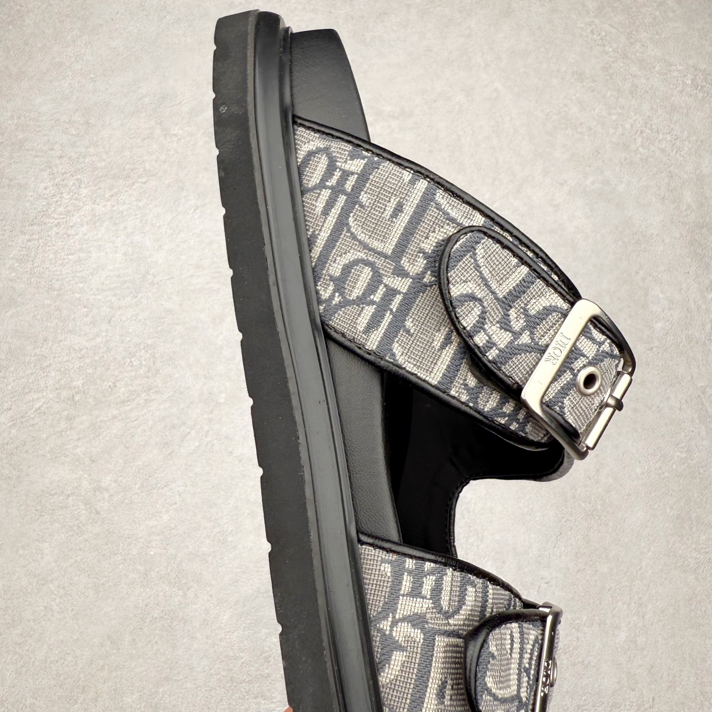 图片[6]-Dior 迪奥 Aqua 圆头平底 牛仔字母印花一字拖鞋 5色出货 现货独家供应‼ Dior 迪奥银色CD 扣图案重新诠释 灵感源自 Dior 档案。搭配“DIOR”标志和同色调凹口鞋底 可与短裤或牛仔裤轻松搭配，打造精致造型。 Size 38 39 40 41 42 43 44 45 46-选品中心