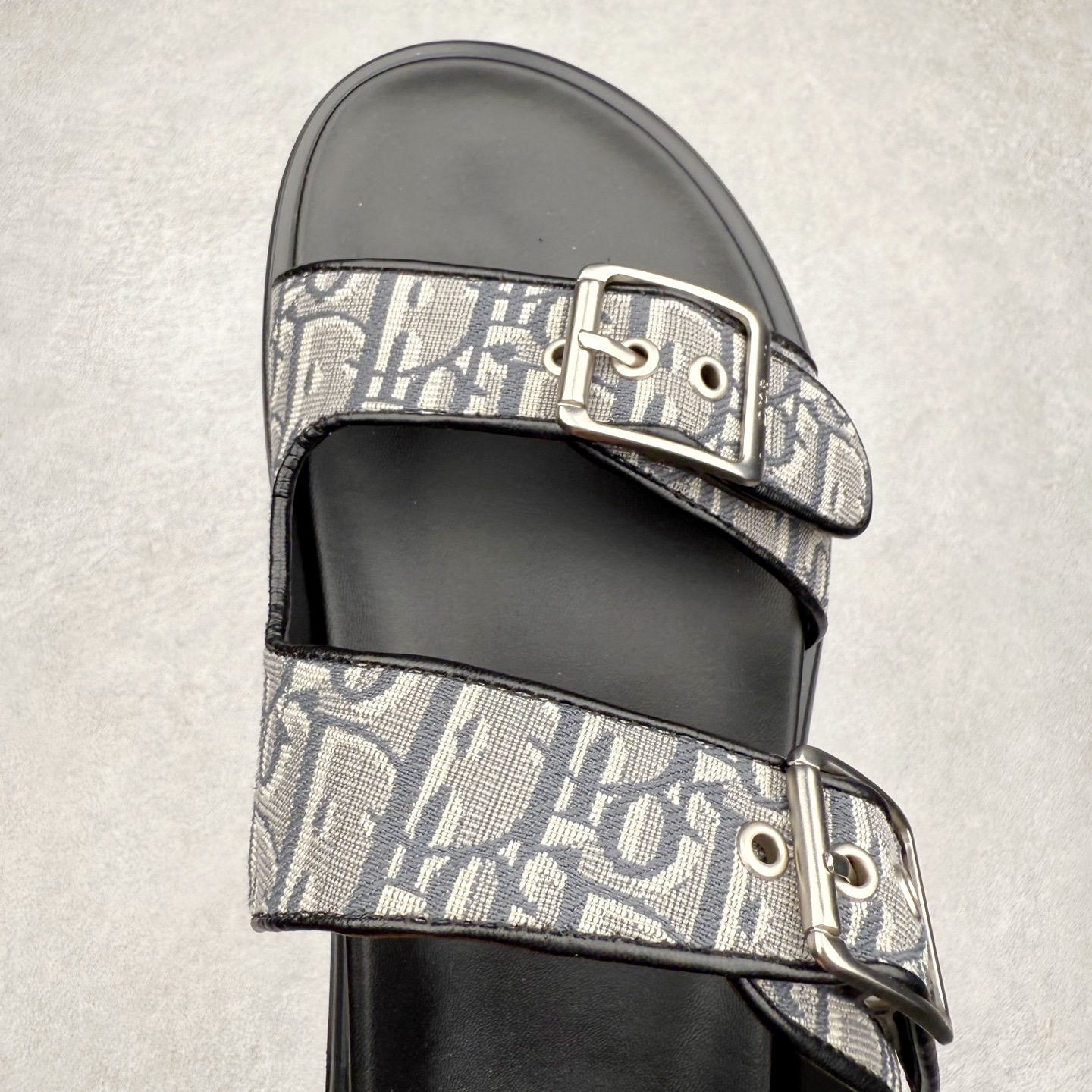 图片[4]-Dior 迪奥 Aqua 圆头平底 牛仔字母印花一字拖鞋 5色出货 现货独家供应‼ Dior 迪奥银色CD 扣图案重新诠释 灵感源自 Dior 档案。搭配“DIOR”标志和同色调凹口鞋底 可与短裤或牛仔裤轻松搭配，打造精致造型。 Size 38 39 40 41 42 43 44 45 46-选品中心