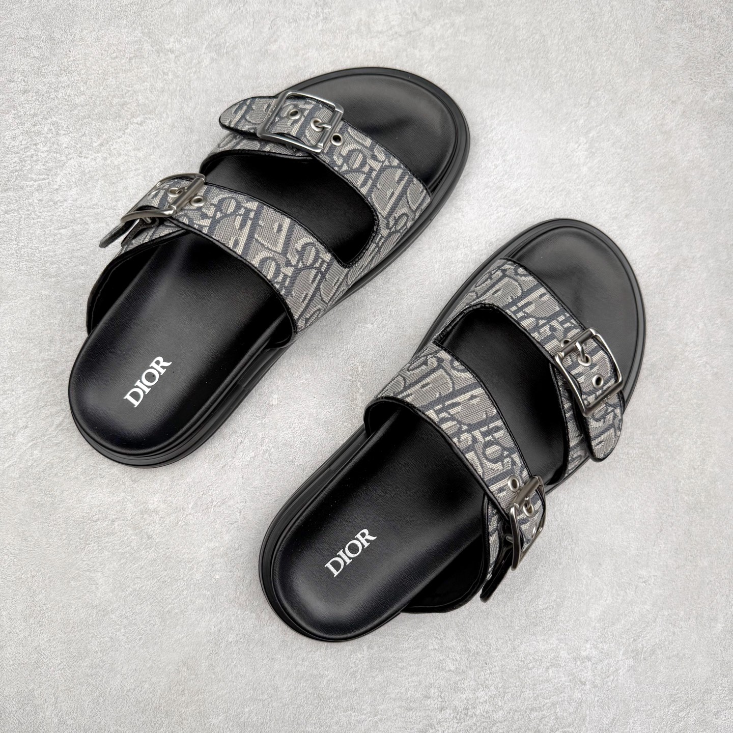 图片[3]-Dior 迪奥 Aqua 圆头平底 牛仔字母印花一字拖鞋 5色出货 现货独家供应‼ Dior 迪奥银色CD 扣图案重新诠释 灵感源自 Dior 档案。搭配“DIOR”标志和同色调凹口鞋底 可与短裤或牛仔裤轻松搭配，打造精致造型。 Size 38 39 40 41 42 43 44 45 46-选品中心