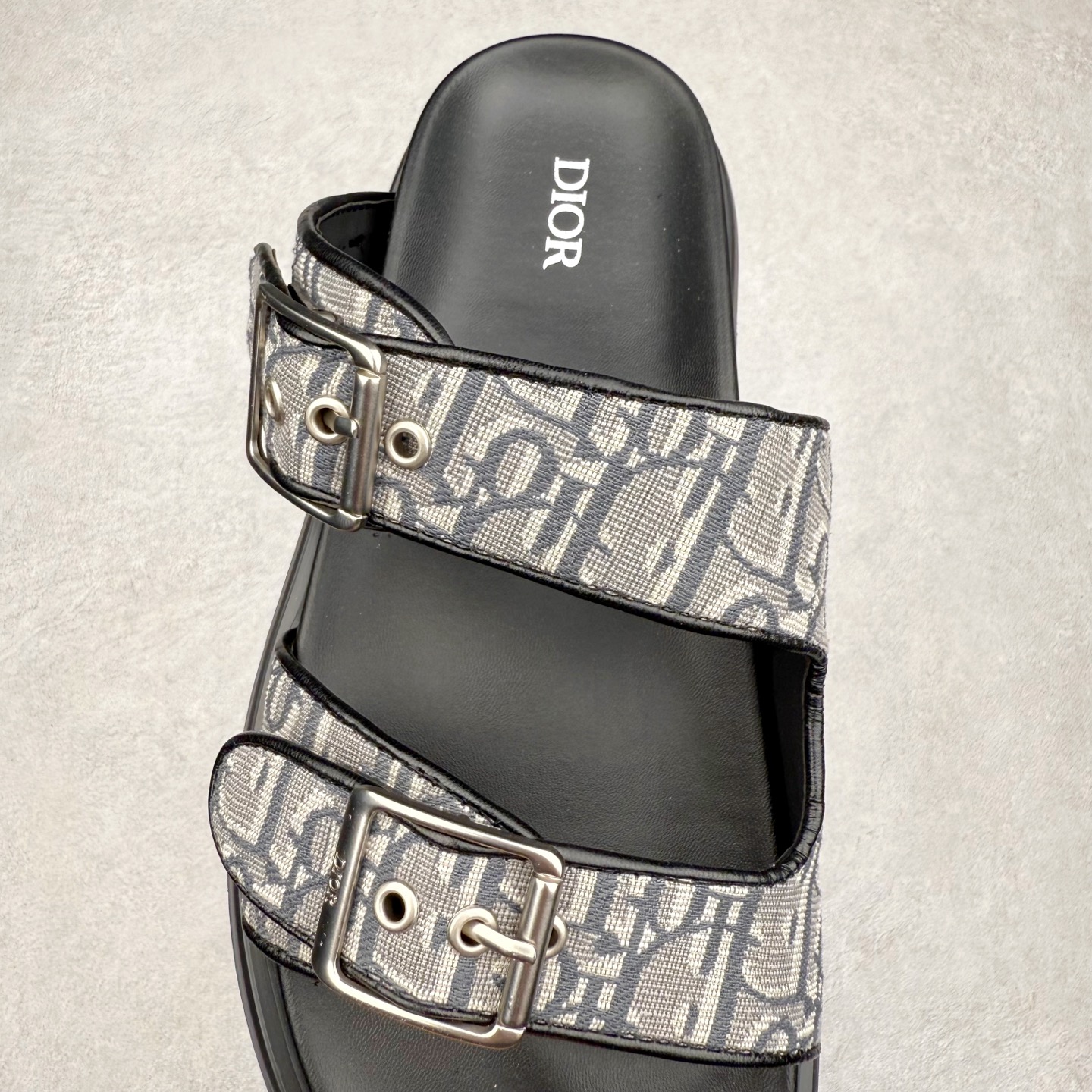 图片[5]-Dior 迪奥 Aqua 圆头平底 牛仔字母印花一字拖鞋 5色出货 现货独家供应‼ Dior 迪奥银色CD 扣图案重新诠释 灵感源自 Dior 档案。搭配“DIOR”标志和同色调凹口鞋底 可与短裤或牛仔裤轻松搭配，打造精致造型。 Size 38 39 40 41 42 43 44 45 46-选品中心