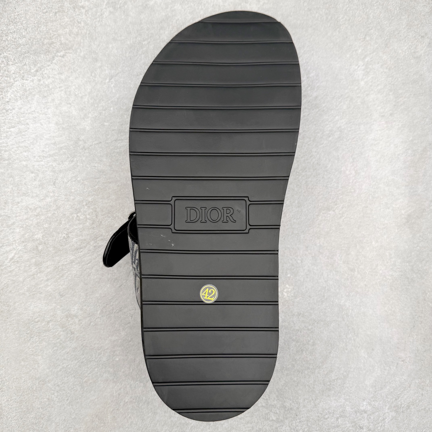 图片[9]-Dior 迪奥 Aqua 圆头平底 牛仔字母印花一字拖鞋 5色出货 现货独家供应‼ Dior 迪奥银色CD 扣图案重新诠释 灵感源自 Dior 档案。搭配“DIOR”标志和同色调凹口鞋底 可与短裤或牛仔裤轻松搭配，打造精致造型。 Size 38 39 40 41 42 43 44 45 46-选品中心