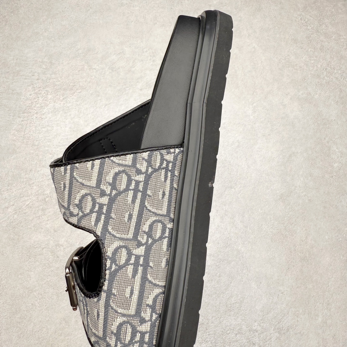 图片[7]-Dior 迪奥 Aqua 圆头平底 牛仔字母印花一字拖鞋 5色出货 现货独家供应‼ Dior 迪奥银色CD 扣图案重新诠释 灵感源自 Dior 档案。搭配“DIOR”标志和同色调凹口鞋底 可与短裤或牛仔裤轻松搭配，打造精致造型。 Size 38 39 40 41 42 43 44 45 46-选品中心