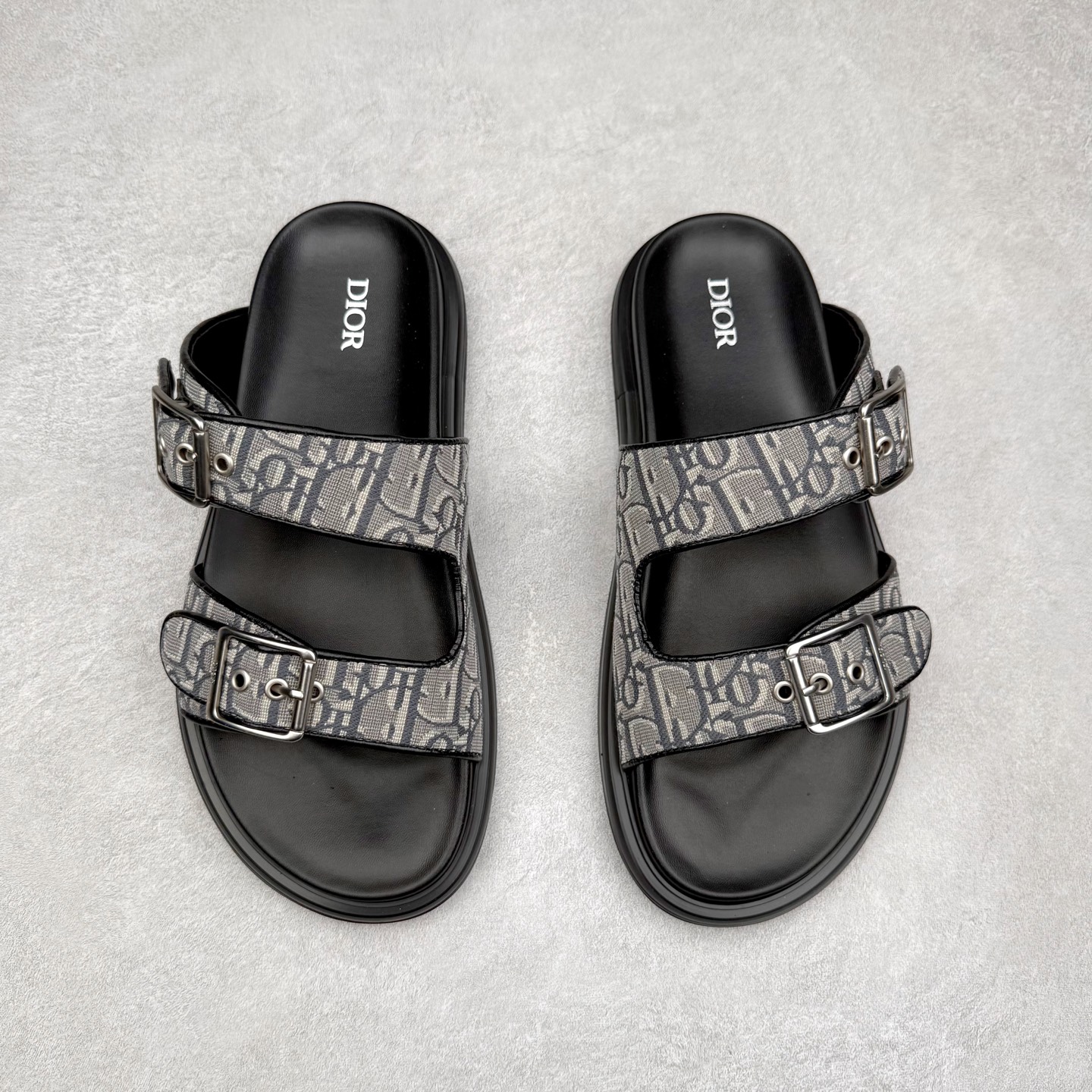 图片[2]-Dior 迪奥 Aqua 圆头平底 牛仔字母印花一字拖鞋 5色出货 现货独家供应‼ Dior 迪奥银色CD 扣图案重新诠释 灵感源自 Dior 档案。搭配“DIOR”标志和同色调凹口鞋底 可与短裤或牛仔裤轻松搭配，打造精致造型。 Size 38 39 40 41 42 43 44 45 46-选品中心