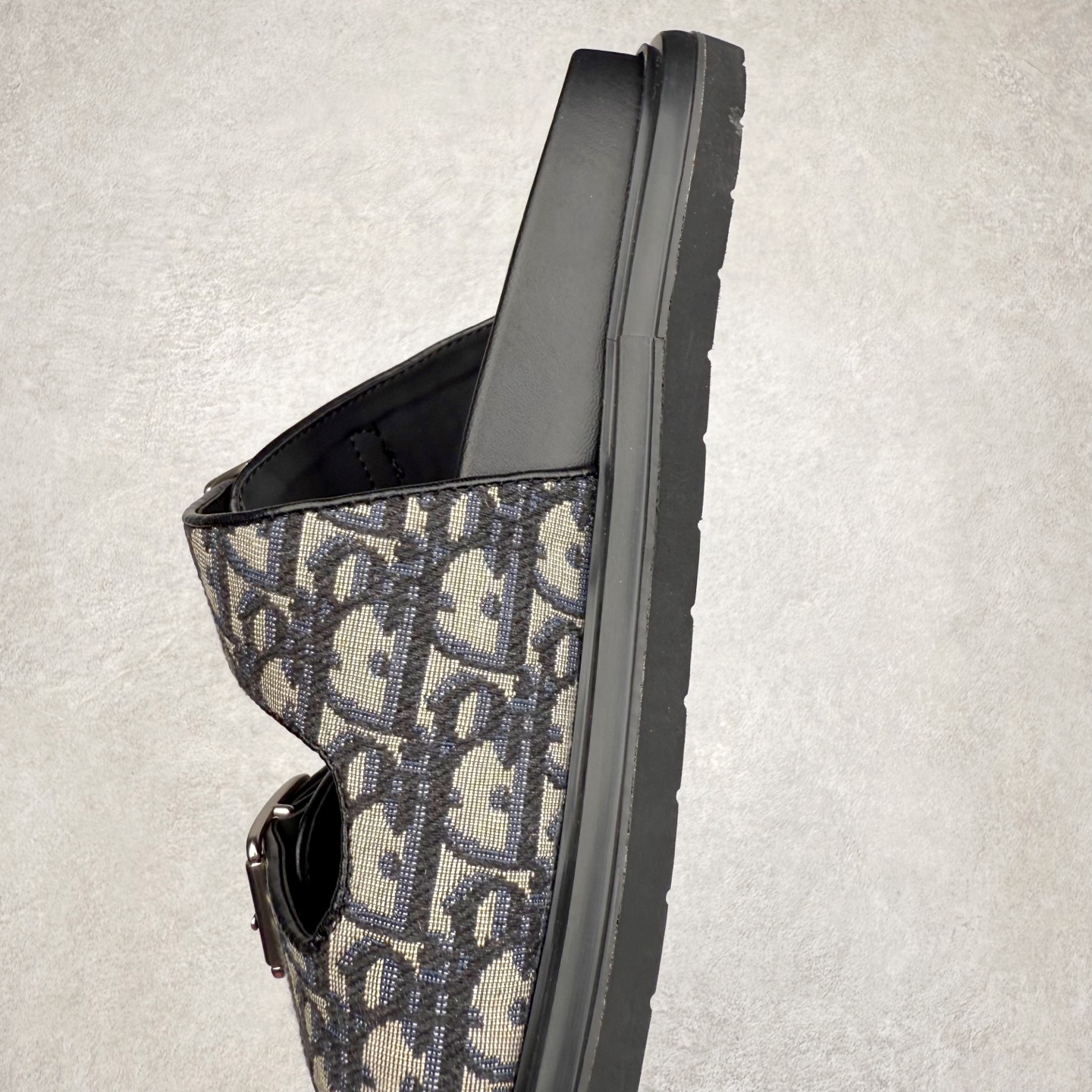 图片[7]-Dior 迪奥 Aqua 圆头平底 牛仔字母印花一字拖鞋 5色出货 现货独家供应‼ Dior 迪奥银色CD 扣图案重新诠释 灵感源自 Dior 档案。搭配“DIOR”标志和同色调凹口鞋底 可与短裤或牛仔裤轻松搭配，打造精致造型。 Size 38 39 40 41 42 43 44 45 46-选品中心