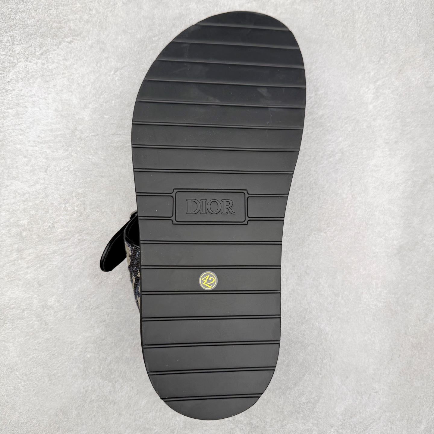 图片[9]-Dior 迪奥 Aqua 圆头平底 牛仔字母印花一字拖鞋 5色出货 现货独家供应‼ Dior 迪奥银色CD 扣图案重新诠释 灵感源自 Dior 档案。搭配“DIOR”标志和同色调凹口鞋底 可与短裤或牛仔裤轻松搭配，打造精致造型。 Size 38 39 40 41 42 43 44 45 46-选品中心