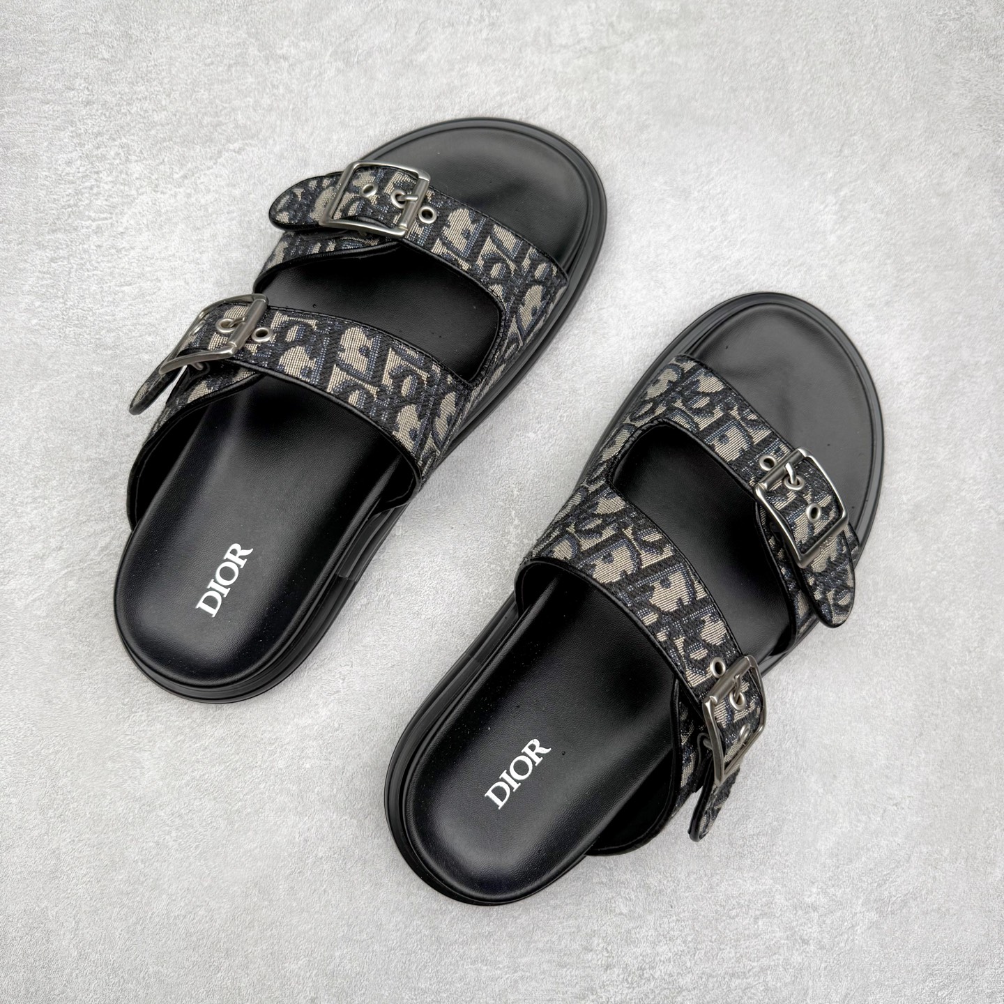 图片[3]-Dior 迪奥 Aqua 圆头平底 牛仔字母印花一字拖鞋 5色出货 现货独家供应‼ Dior 迪奥银色CD 扣图案重新诠释 灵感源自 Dior 档案。搭配“DIOR”标志和同色调凹口鞋底 可与短裤或牛仔裤轻松搭配，打造精致造型。 Size 38 39 40 41 42 43 44 45 46-选品中心