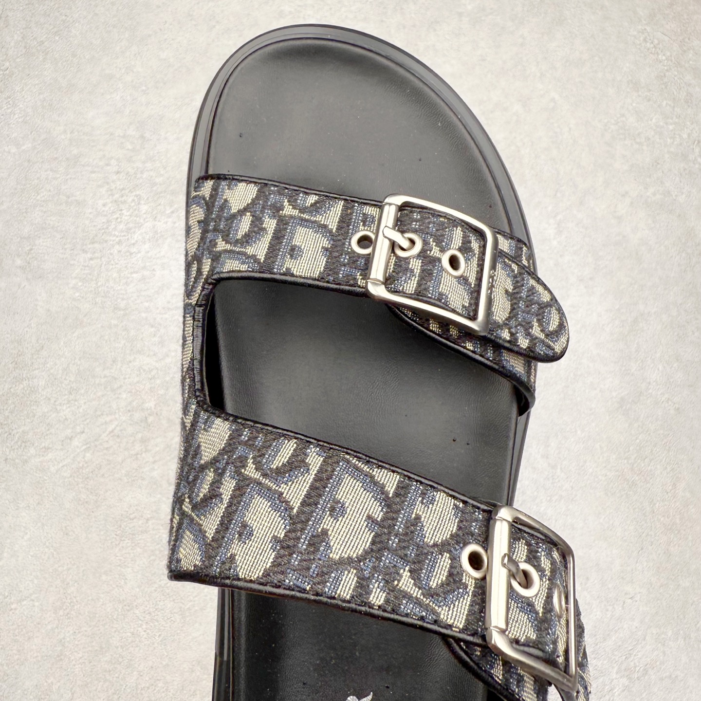 图片[4]-Dior 迪奥 Aqua 圆头平底 牛仔字母印花一字拖鞋 5色出货 现货独家供应‼ Dior 迪奥银色CD 扣图案重新诠释 灵感源自 Dior 档案。搭配“DIOR”标志和同色调凹口鞋底 可与短裤或牛仔裤轻松搭配，打造精致造型。 Size 38 39 40 41 42 43 44 45 46-选品中心