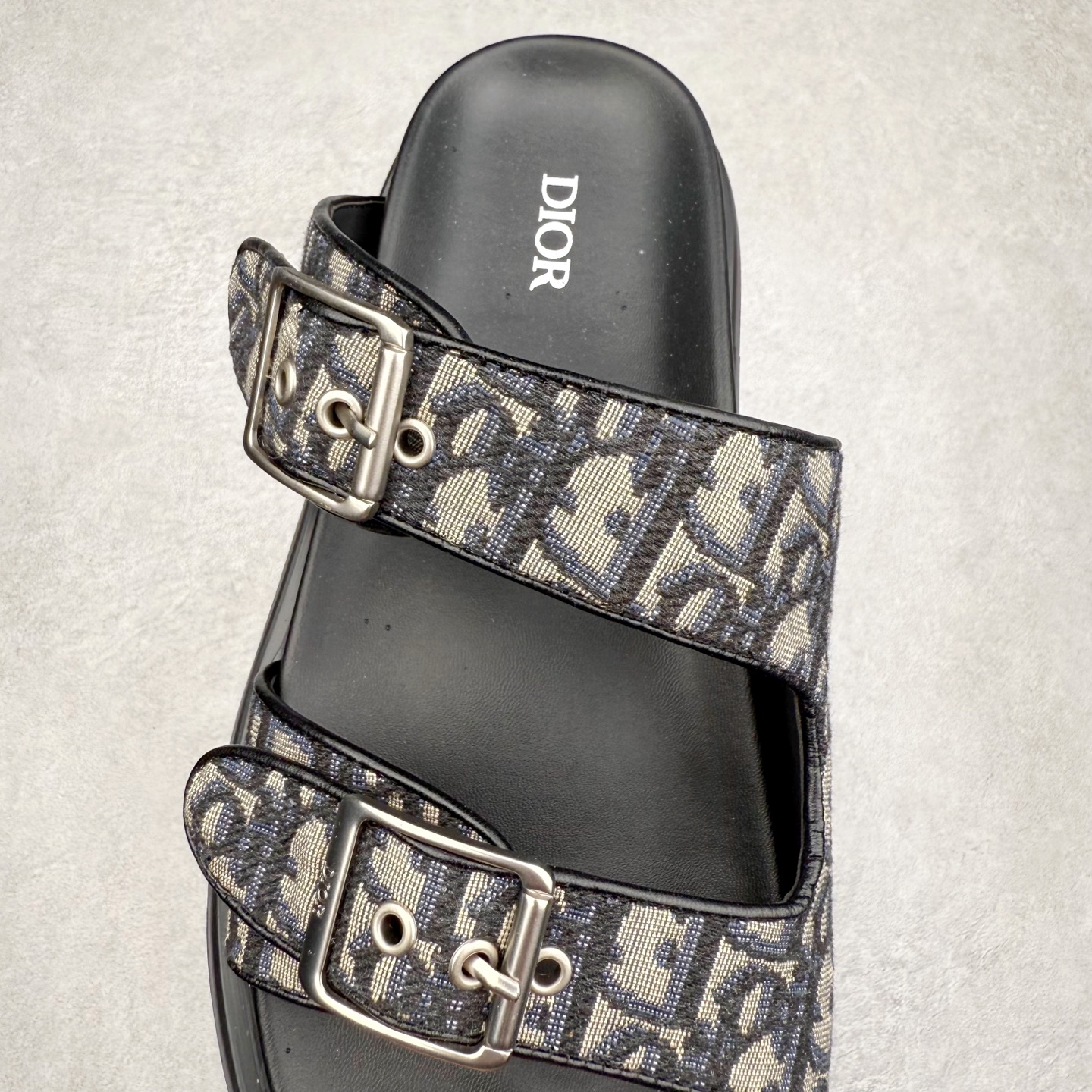 图片[5]-Dior 迪奥 Aqua 圆头平底 牛仔字母印花一字拖鞋 5色出货 现货独家供应‼ Dior 迪奥银色CD 扣图案重新诠释 灵感源自 Dior 档案。搭配“DIOR”标志和同色调凹口鞋底 可与短裤或牛仔裤轻松搭配，打造精致造型。 Size 38 39 40 41 42 43 44 45 46-选品中心