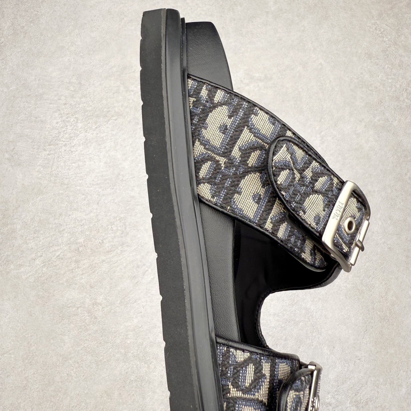 图片[6]-Dior 迪奥 Aqua 圆头平底 牛仔字母印花一字拖鞋 5色出货 现货独家供应‼ Dior 迪奥银色CD 扣图案重新诠释 灵感源自 Dior 档案。搭配“DIOR”标志和同色调凹口鞋底 可与短裤或牛仔裤轻松搭配，打造精致造型。 Size 38 39 40 41 42 43 44 45 46-选品中心