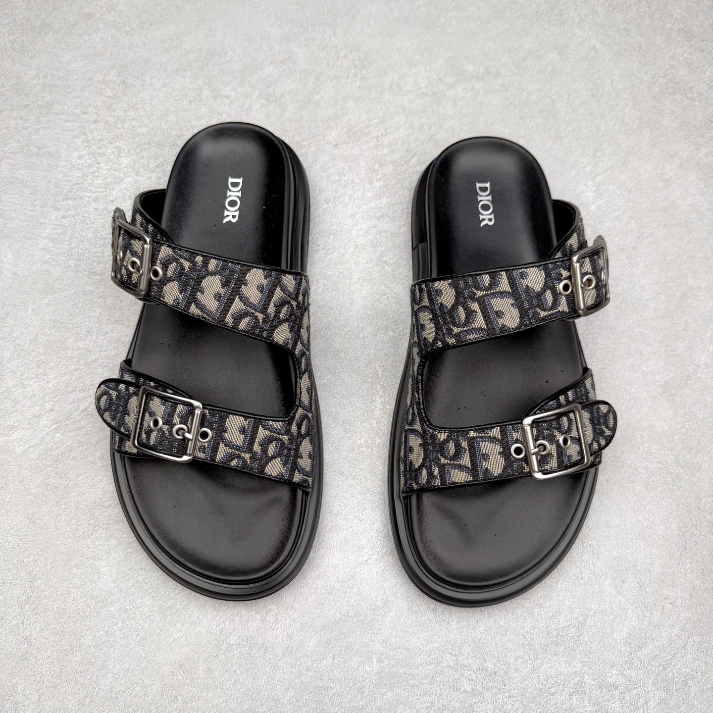 图片[2]-Dior 迪奥 Aqua 圆头平底 牛仔字母印花一字拖鞋 5色出货 现货独家供应‼ Dior 迪奥银色CD 扣图案重新诠释 灵感源自 Dior 档案。搭配“DIOR”标志和同色调凹口鞋底 可与短裤或牛仔裤轻松搭配，打造精致造型。 Size 38 39 40 41 42 43 44 45 46-选品中心